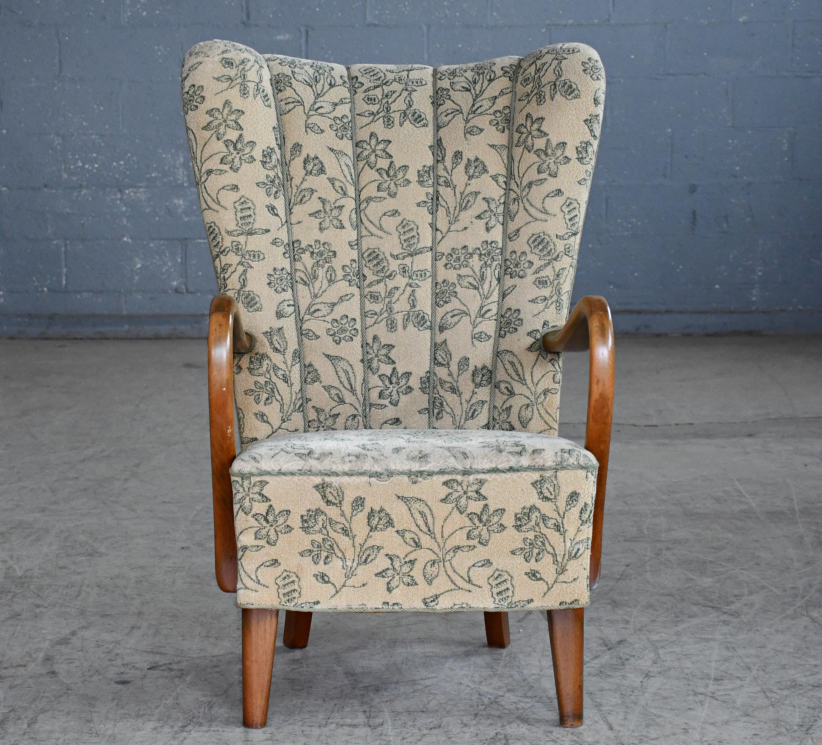 Elegante sillón danés clásico de respaldo alto de la década de 1940, obra de Alfred Christensen para Slagelse Mobelvaerk, con reposabrazos abiertos de haya bellamente tallada. Bonita silueta esbelta y elegante. Construcción sólida y resistente. Esta