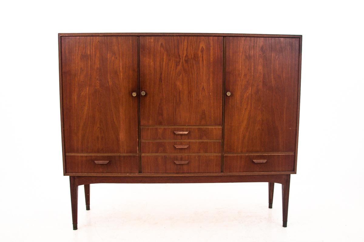Teak three-door highboard made in Denmark in the 1960s
Numerous shelves behind the door, five drawers at the bottom. Multifunctional piece of furniture.
Very good condition.

Dimensions: height 130 cm / width 154 cm / depth 42 cm.