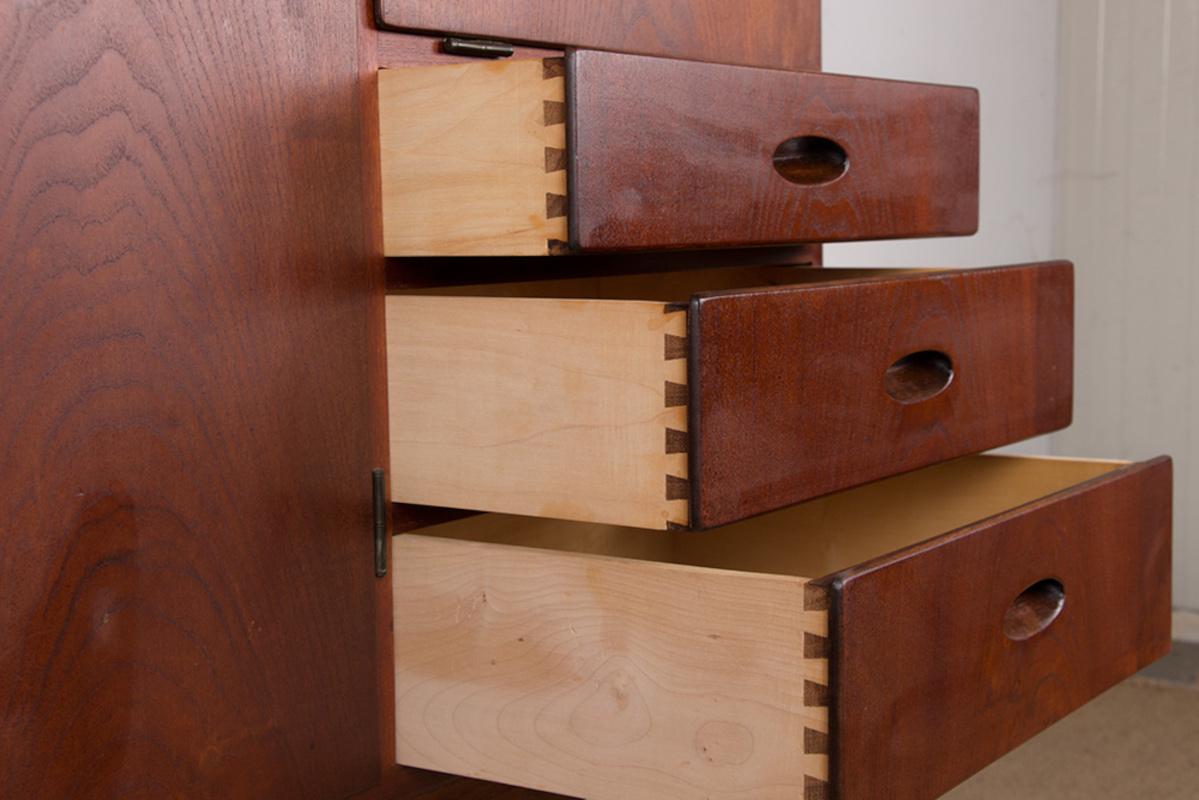 Tablero alto danés de teca y roble por Kurt Ostervig para Randers Mobelfabrik 1960. mediados del siglo XX en venta