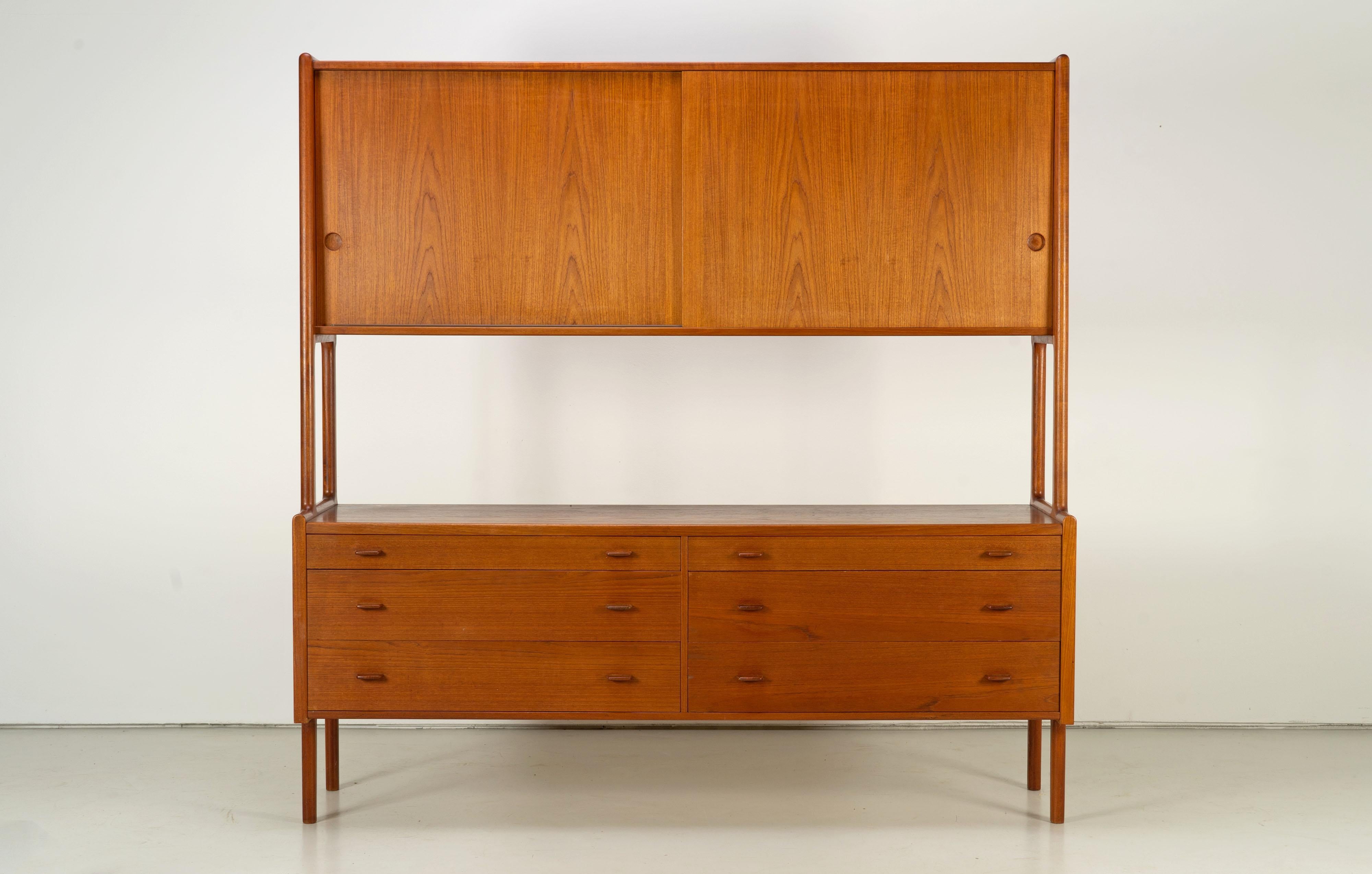 Highboard by Hans J. Wegner in teak and oak wood. Beautifully crafted and perfectly divided by different drawers and two large upper compartments. The interior is veneered with oak wood. This piece was produced in 1958. Great original condition,