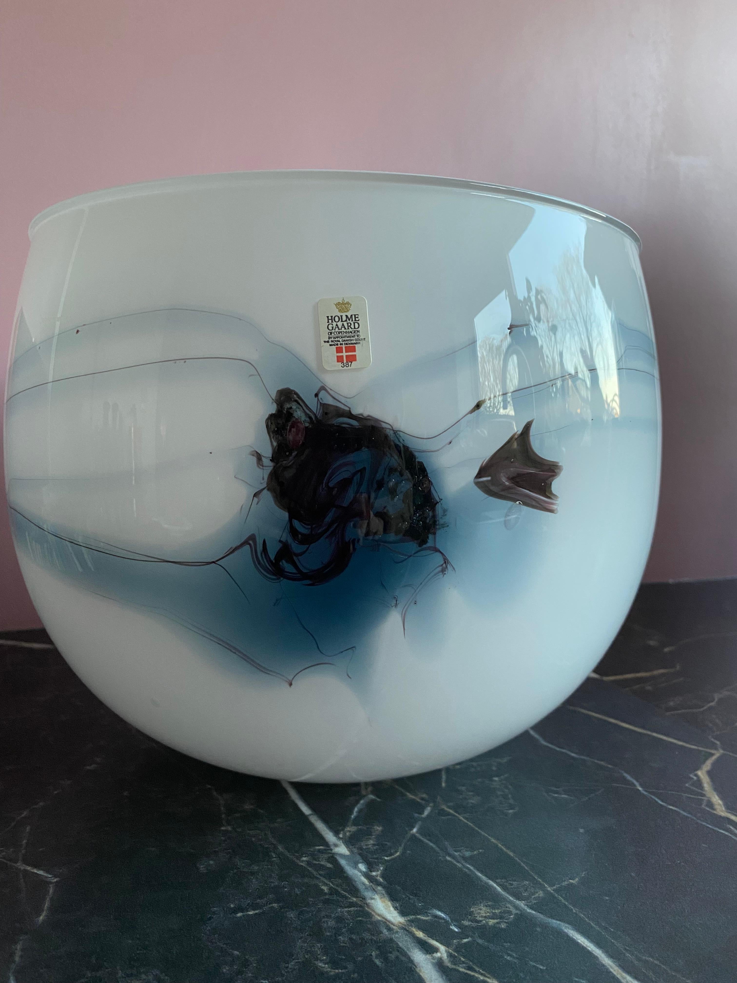 Una bellissima ciotola di grandi dimensioni disegnata da Michael Bang per Holmegaard in Danimarca. Un pezzo di stile senza tempo.