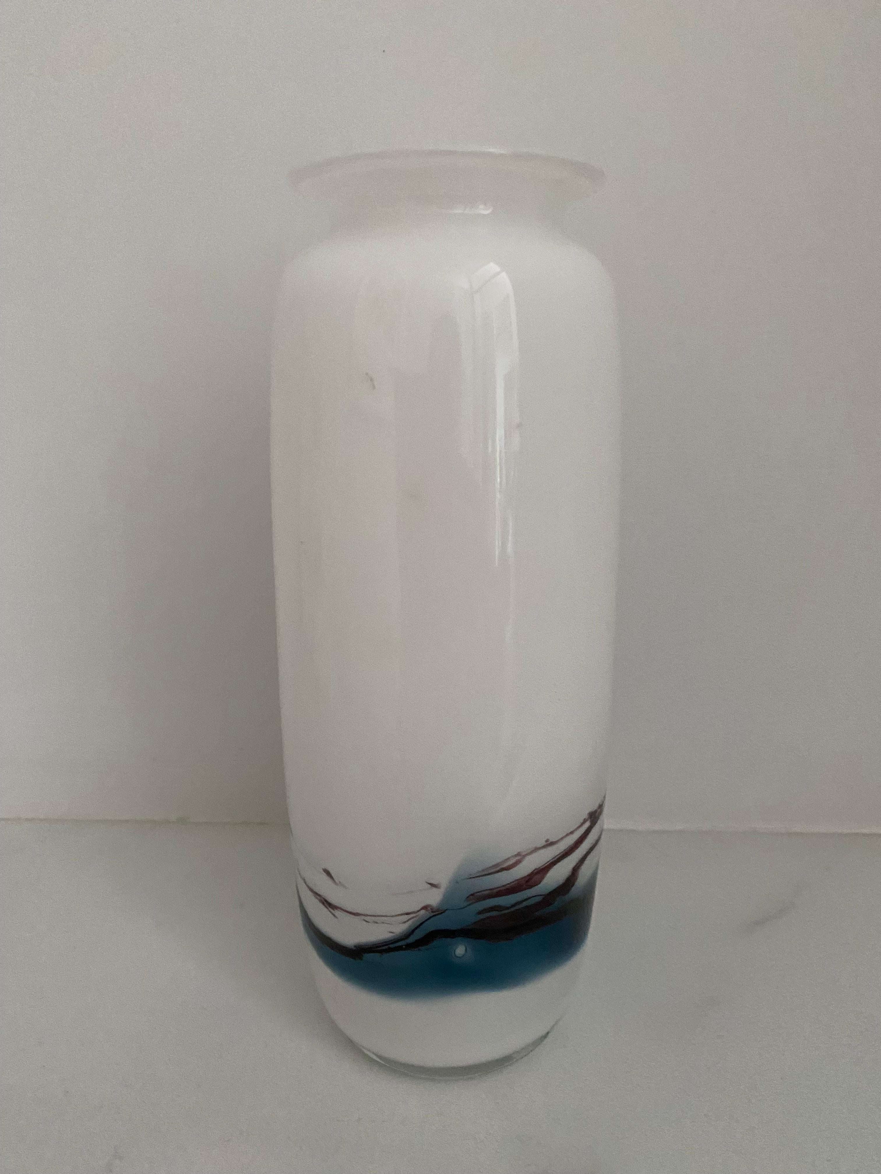 Un bellissimo vaso disegnato da Michael Bang per Holmegaard in Danimarca. Un pezzo di stile senza tempo.
Ho una ciotola simile da vendere