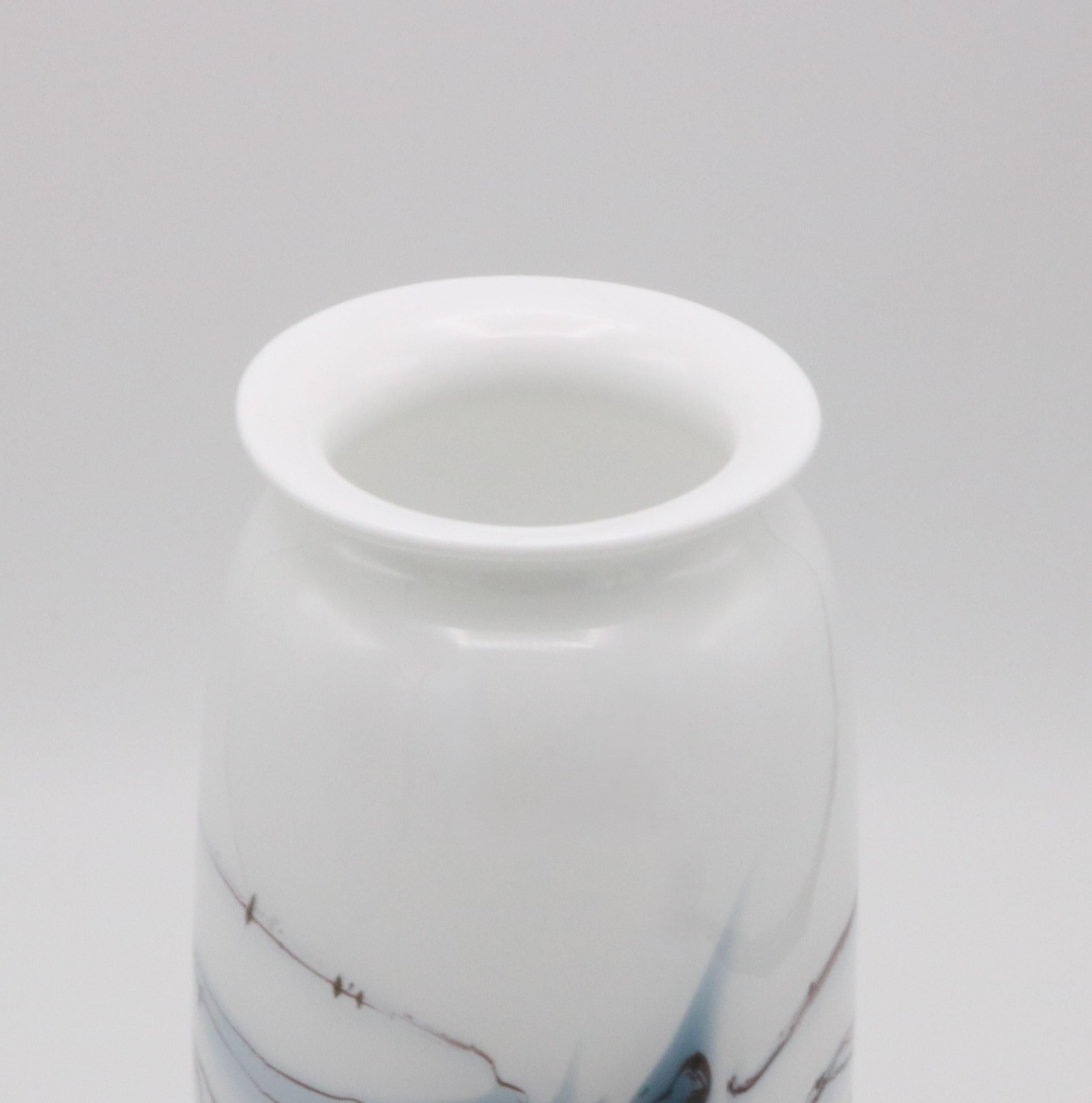 Vaso in vetro danese Holmegaard disegnato da Michael Bang, Danimarca, 1970 circa. Lo splendido vetro bianco opaco è caratterizzato da motivi a volute di colore blu con un effetto asimmetrico.