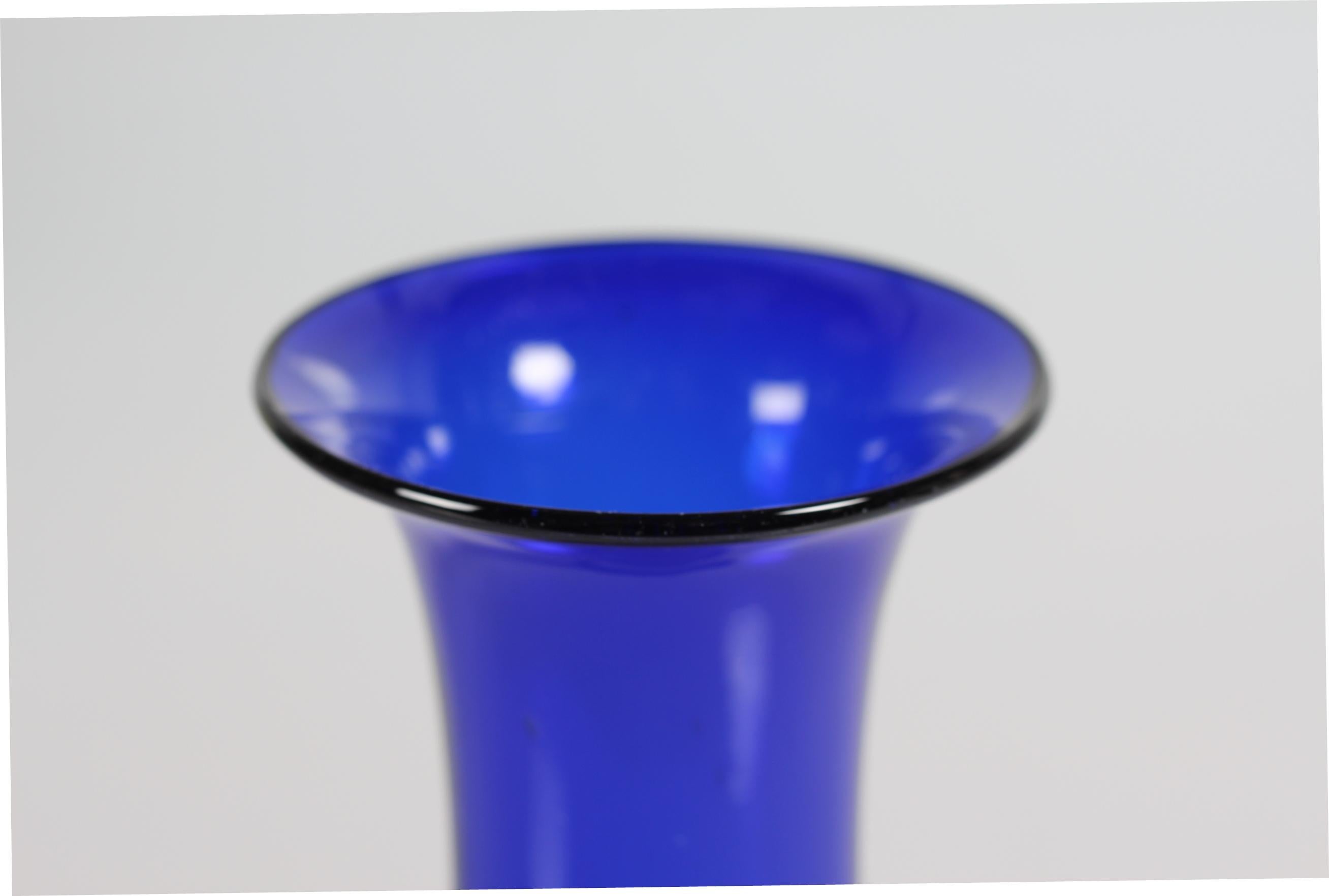 Old Danish hyacinth glass or vase from Holmegaard or Kastrup glassworks, circa 1850.
It is registered in the Holmegaard catalog in 1853

The smooth mouth blown blue glass has a baluster form and a small foot

Measures: Height 21 cm
Diameter 8