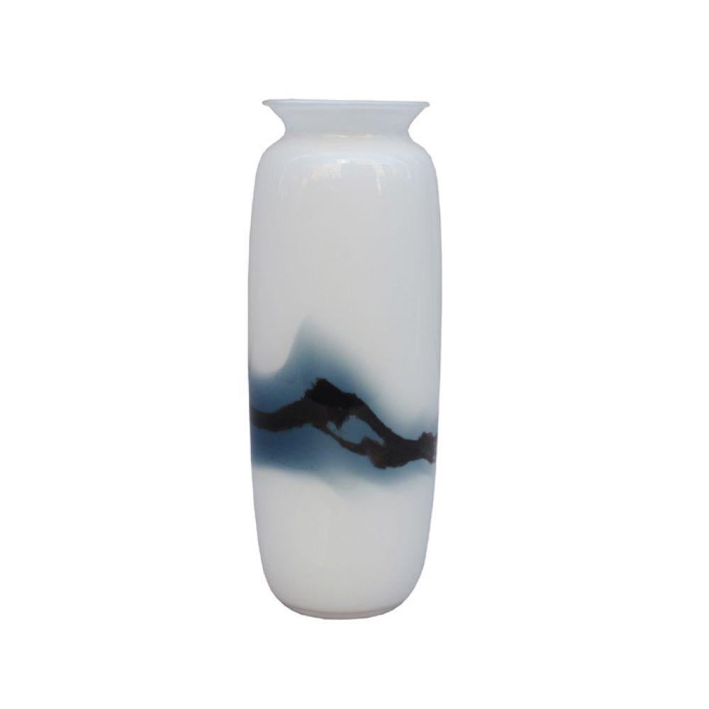 Vaso in vetro danese Holmegaard disegnato da Michael Bang, Danimarca, 1970 circa. Il vetro bianco opaco soffiato a mano presenta motivi asimmetrici di vortici blu.