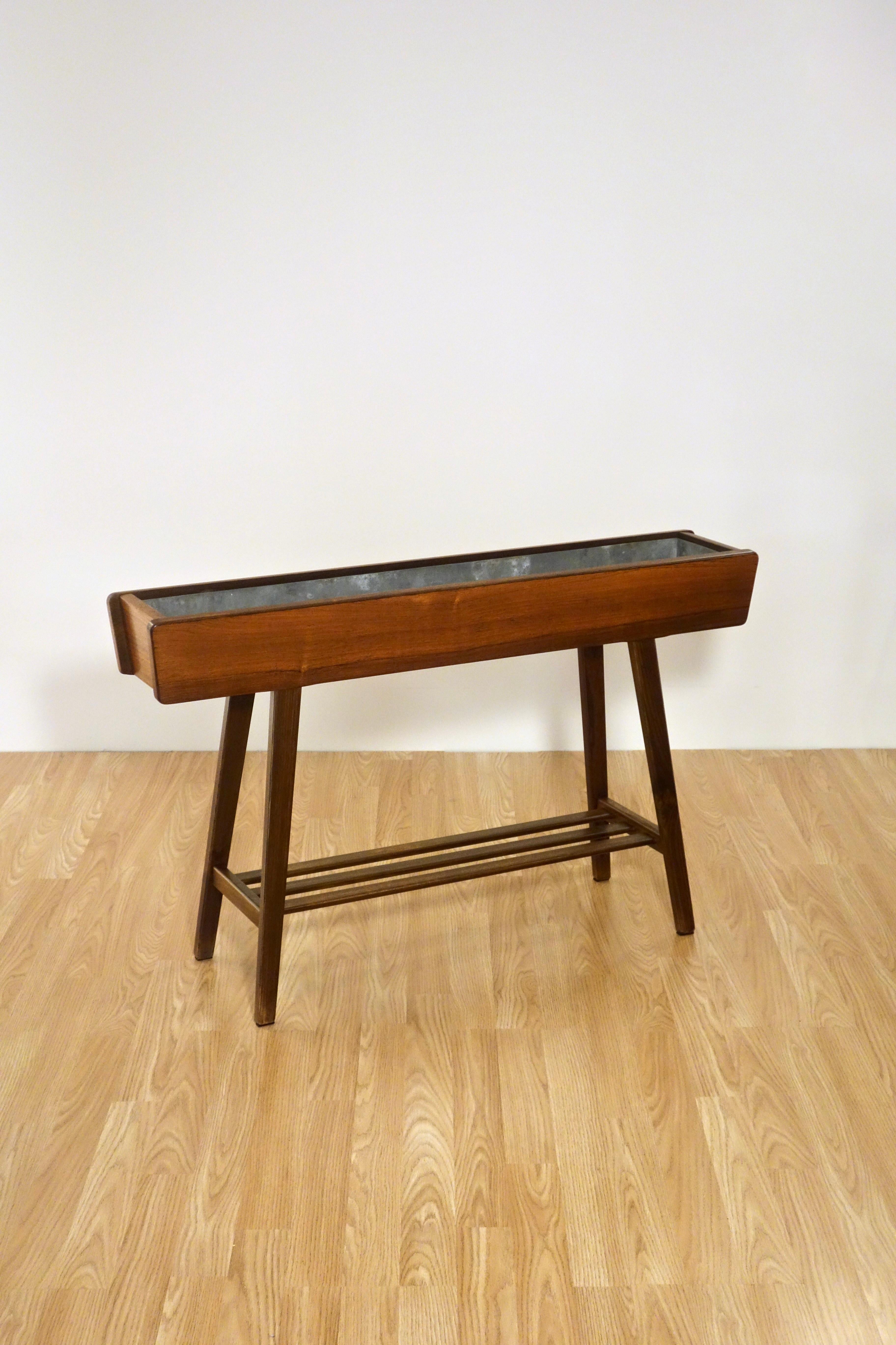 Scandinavian indoor planter by Brdr Dalsaargd for Illum Bolighus 

Danish manufacturing from the 1960s.

Very elegant model in Rosewood and walnut base with storage underneath.

Its zinc tray for receiving the plants is original in good condition