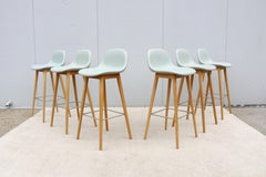 Sgabelli da bar Iskos-Berlin di Muuto, in pelle blu e fibra, con base in legno - Set da 6