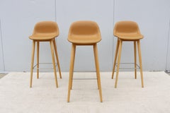 Sgabelli da bar Iskos-Berlin di Muuto, in pelle marrone e fibra, con base in rovere - Set da 3