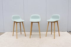 Sgabelli da bancone Iskos-Berlin di Muuto, in pelle e fibra con base in legno - Set da 3
