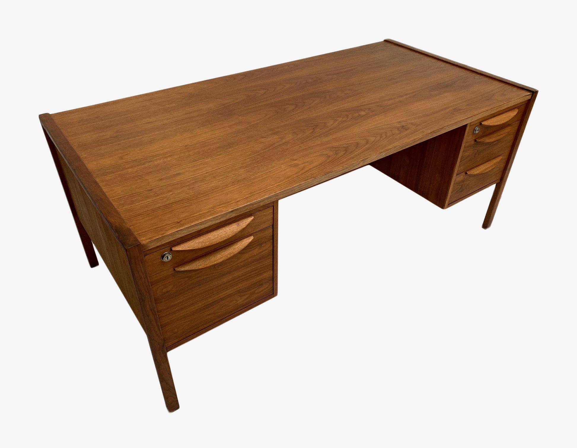 A beautiful large executive walnut writing desk by iconic Danish designer Jens Risom, manufactured by Jens Risom Design in the US. This would make a stylish addition to any work area. A striking piece of classically designed Scandinavian