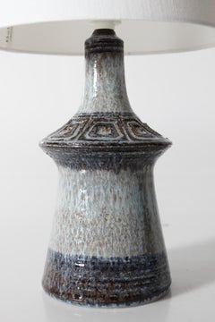 Lampe de table danoise Jette Hellerøe par Axella avec glaçure bleue + violette + grise 1970