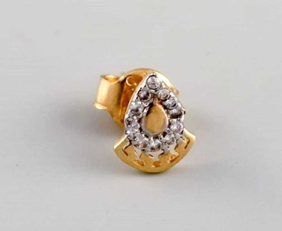 Bijoutier danois. Une paire de clous d'oreille en or 14 carats ornés de diamants brillants. Fin du 20e siècle.
Mesures : 8 x 6 mm.
En parfait état.
Estampillé.