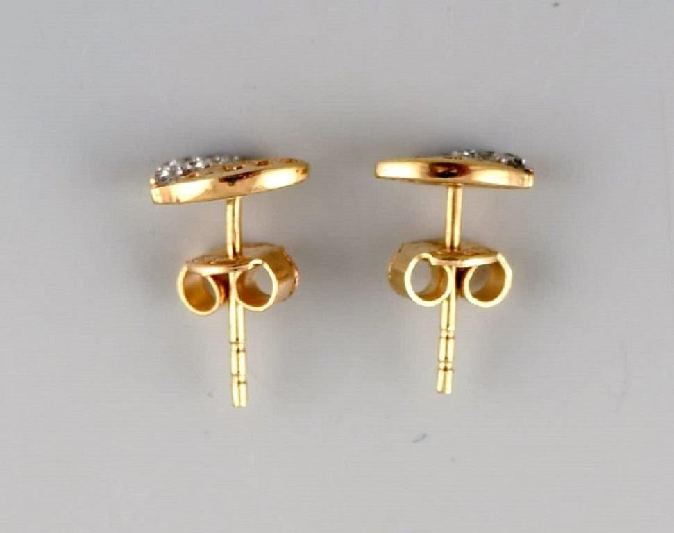 Danish jeweler. A pair of ear studs in 14 carat gold adorned with bright diamonds. Late 20th century.
Measures: 9 x 6 mm.
In excellent condition.
Stamped.