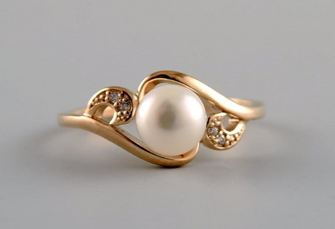 Danish Jeweler, Vintage Ring in 8-Carat Gold Adorned with Cultured Pearl In Excellent Condition For Sale In bronshoj, DK