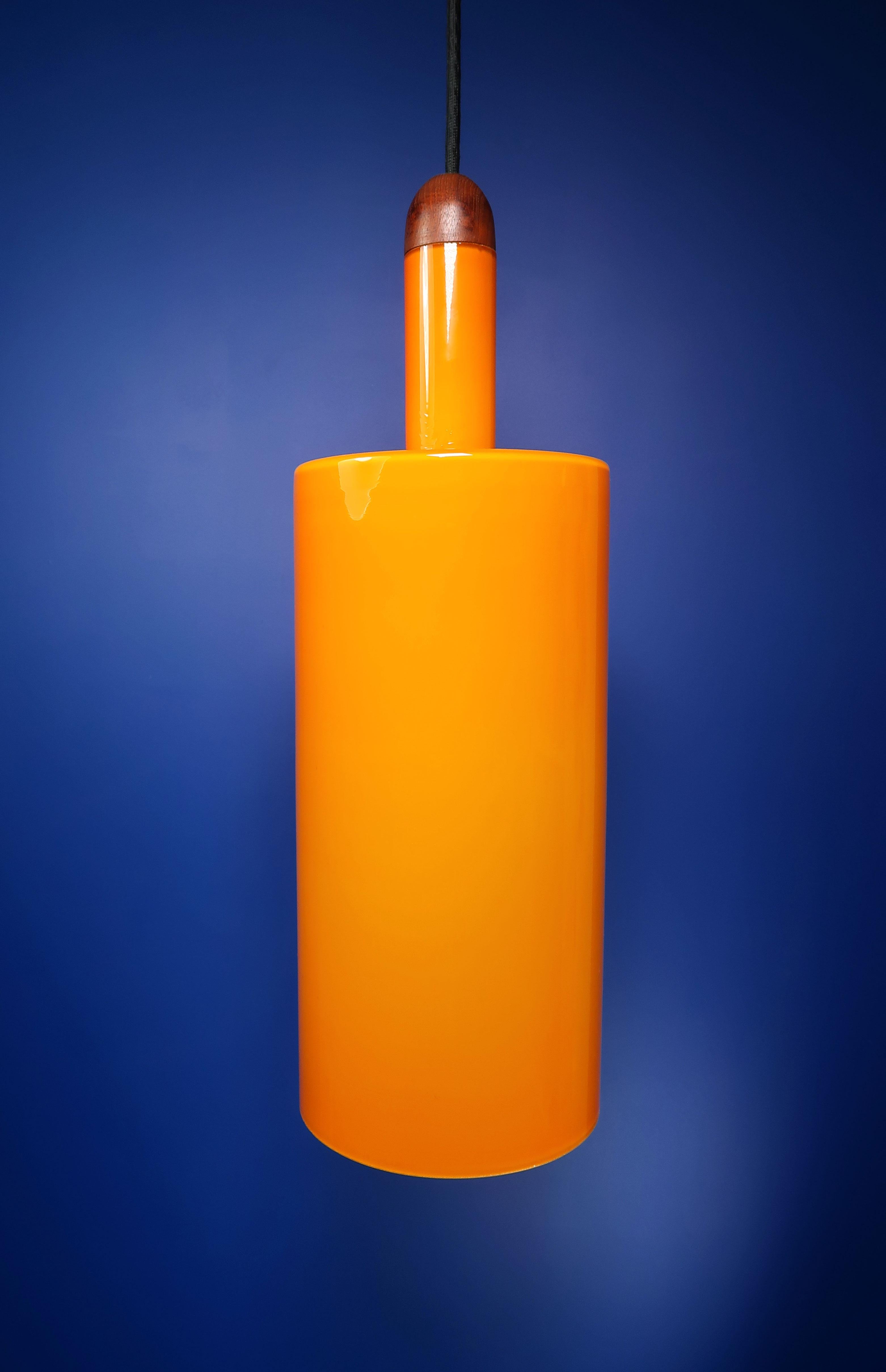 Dänische Hängeleuchte aus orangefarbenem / warmgelbem Glas aus der Mitte des Jahrhunderts von dem bekannten Designer Johannes Hammerborg für Fog & Mørup mit dänischem Holmegaard-Glas. Dieses Modell mit der Bezeichnung Pisa (E 5924) wurde 1963 im