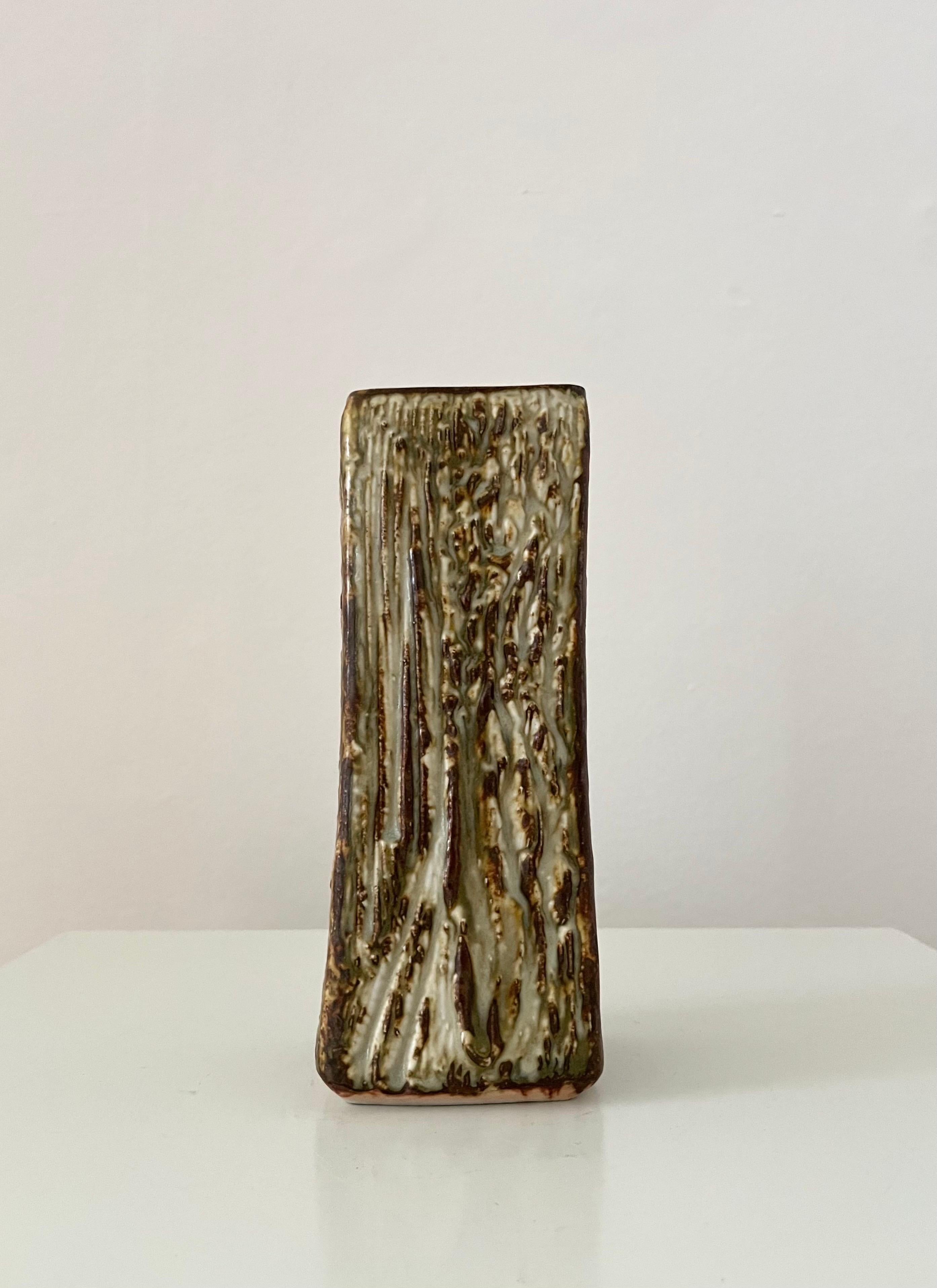 Vaso danese in gres di Jørgen Mogensen nello stile di Axel Salto 1960

Abbraccia l'artigianato danese con questo squisito vaso in gres di Jørgen Mogensen, che evoca forme organiche che ricordano lo stile iconico degli anni '60 di Axel Salto.