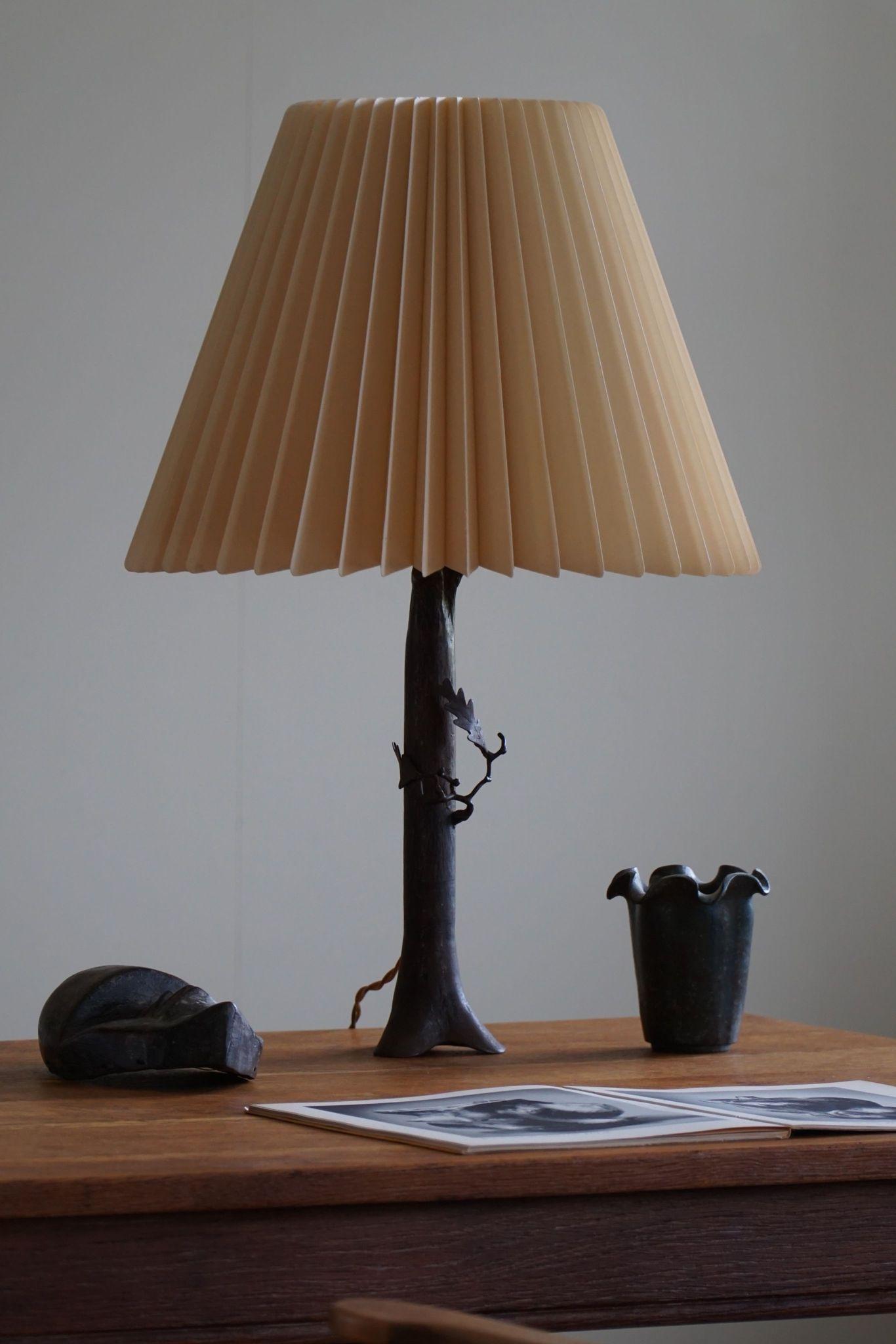 Voici une charmante lampe de table danoise Jugendstil qui capture l'essence de la beauté de la nature dans un artisanat de bronze exquis. Fabriquée par les mains habiles de Johannes Christensen dans les années 1920, cette lampe est une délicieuse