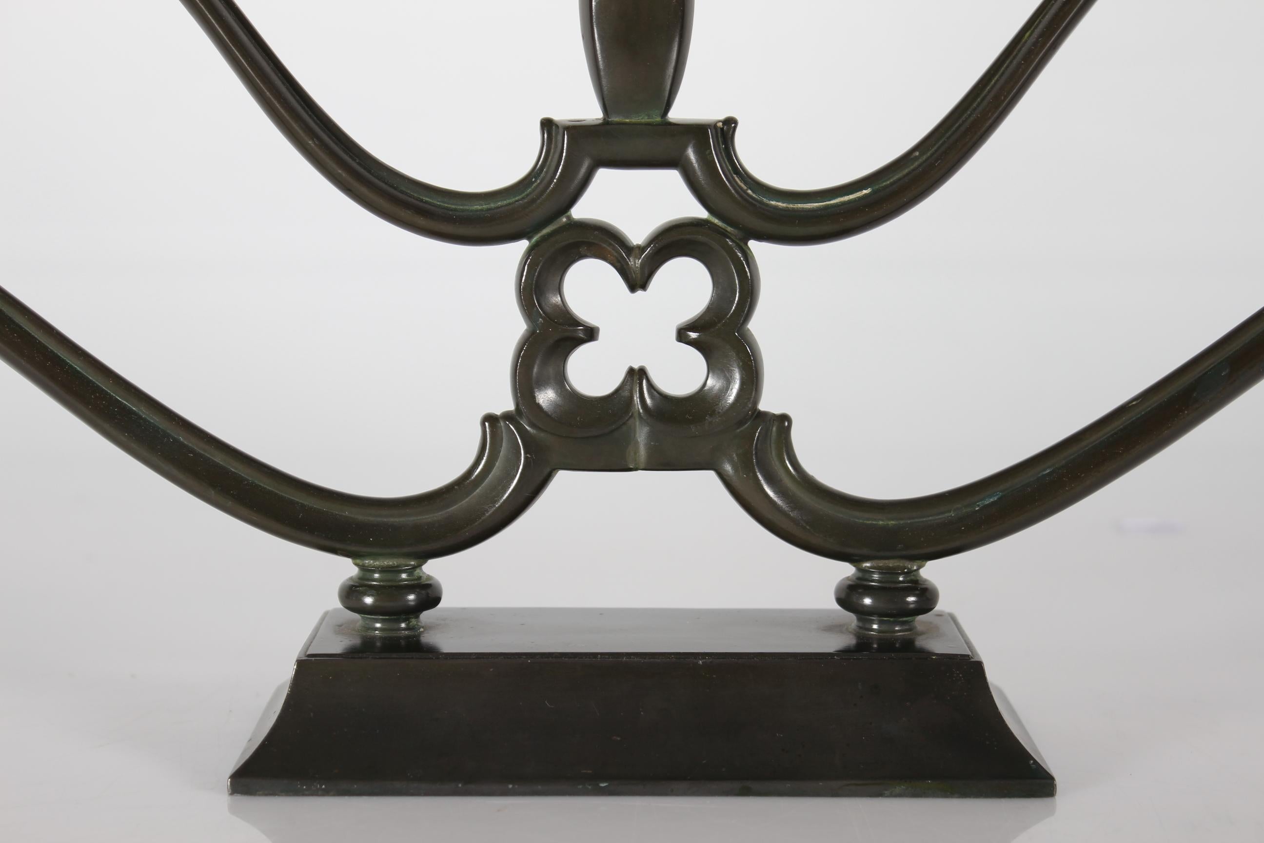 Portacandele e candelabro danese a 5 bracci in stile Art Déco, modello n. 1352 disegnato dall'artista Just Andersen (1884-1943) negli anni '30 del secolo scorso.
Il candelabro è realizzato in metallo da discoteca con patina marrone da Just