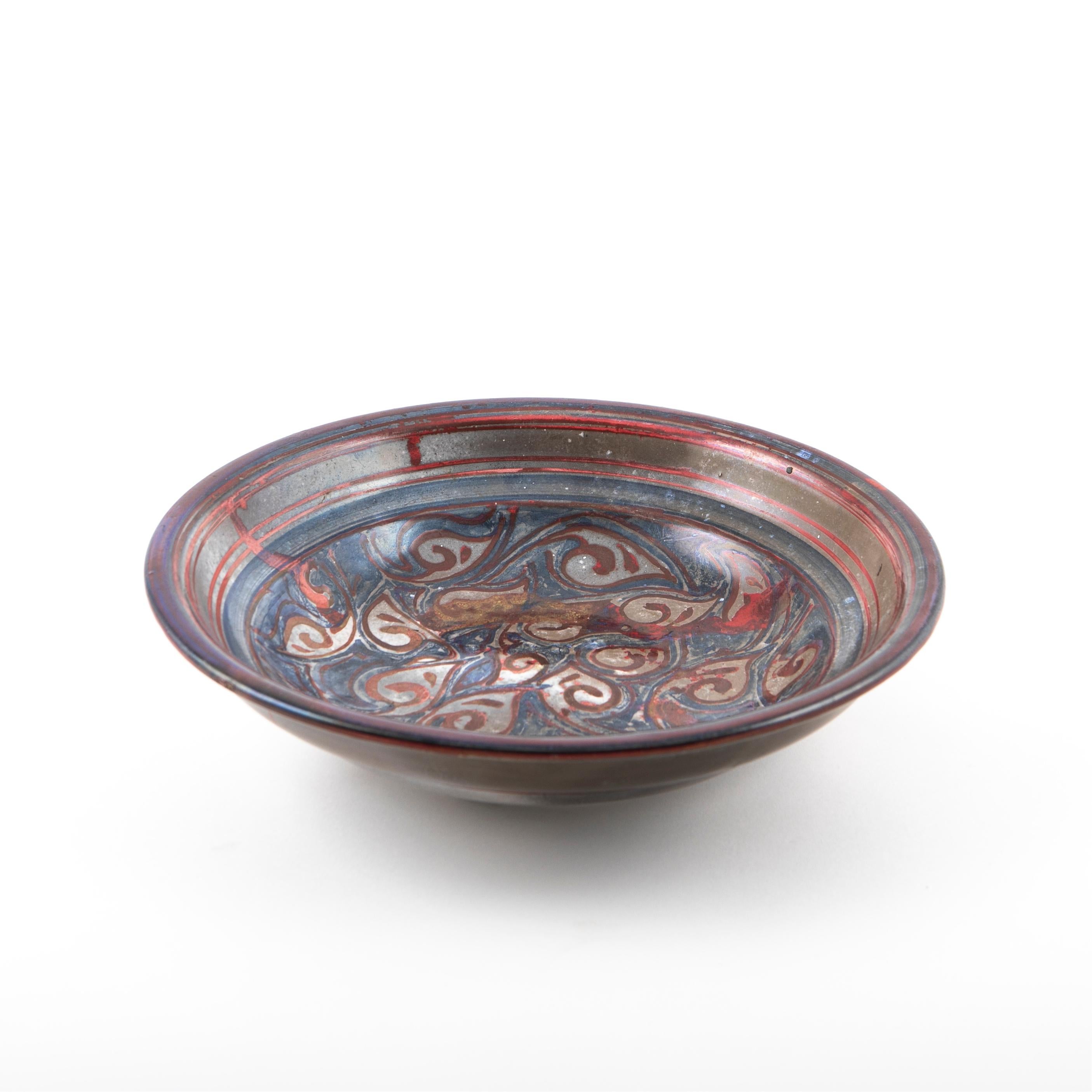 Large Kähler bowl in glazed ceramic.
Dia. 29 cm.
Red and blue shades on a gray base.
The bowl has an incised HAK monogram to the base (Herman A. Kähler).

Perfect condition.

Denmark 1930-1940