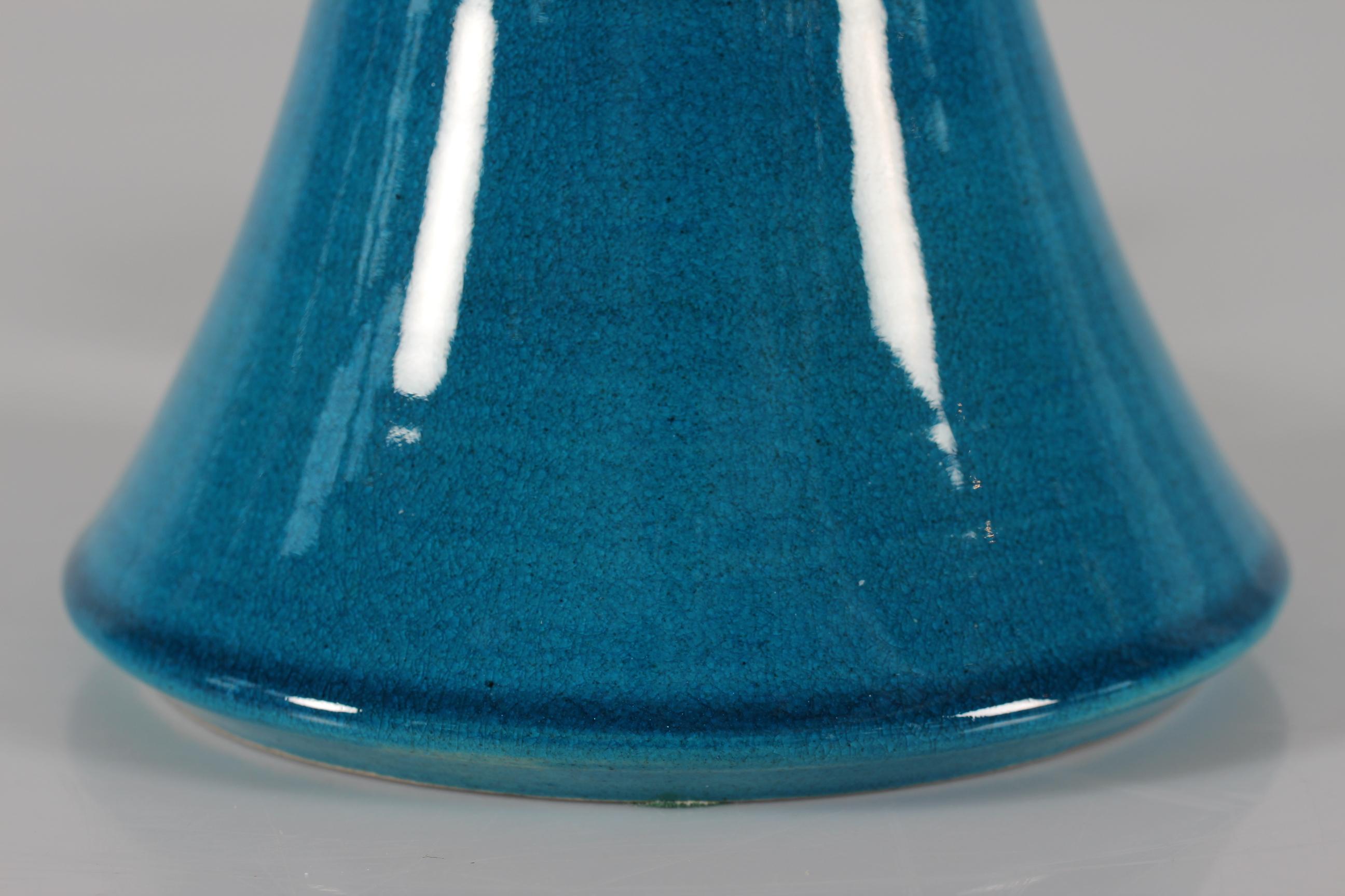 Tall mid-century Danish table lamp made at the ceramic workshop Kähler (HAK).
The lamp is created of stoneware and has a shiny turquoise blue glaze.
The design is most likely by Poul Erik Eliasen. Made circa 1960s.

Hand signed 