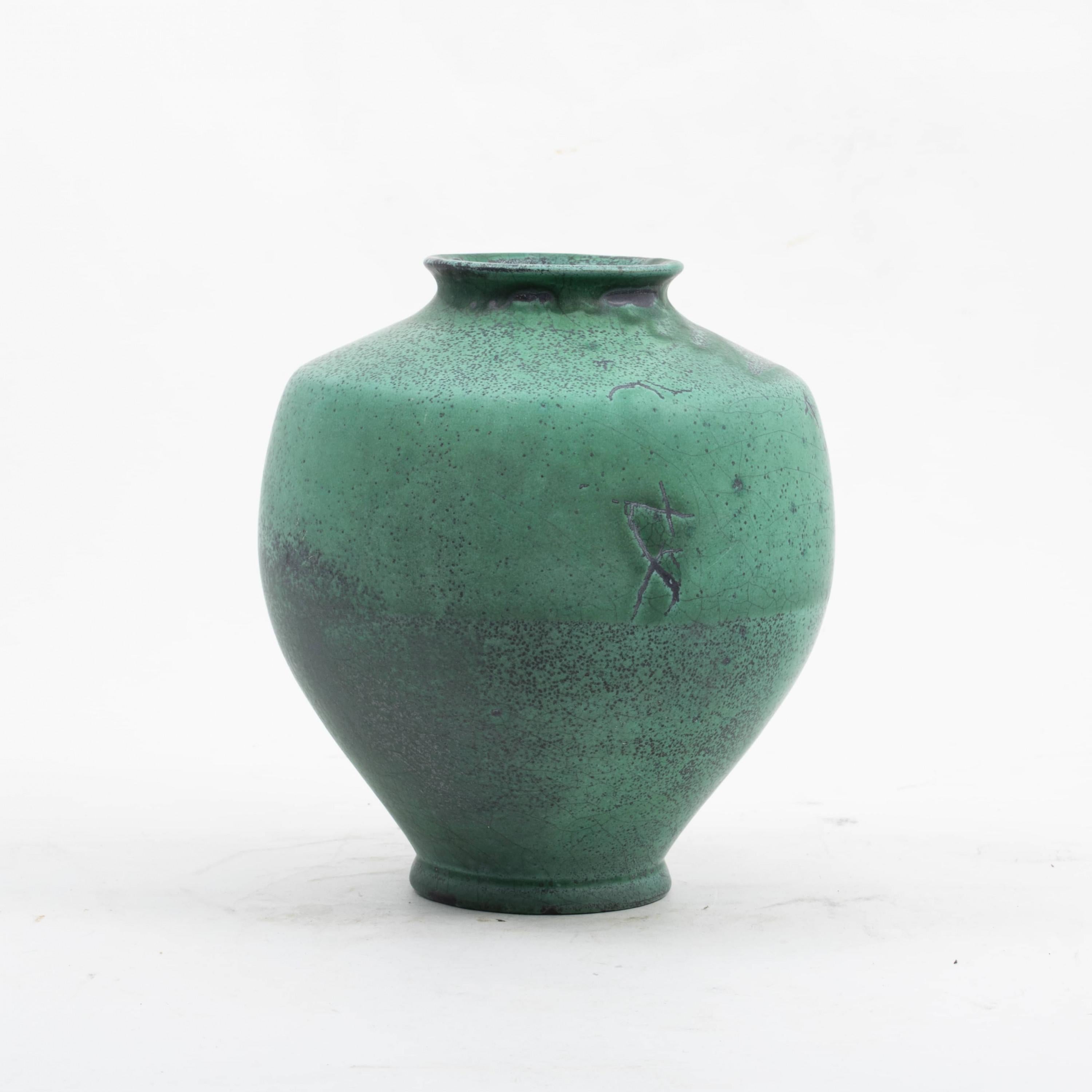 Kähler vase with beautiful turquoise green glaze.
Signed HAK
Denmark 1930-1940.