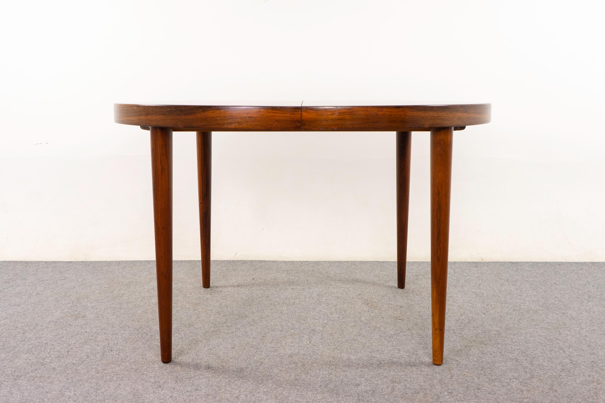 Tavolo da pranzo in palissandro danese di Kai Kristiansen, circa anni '60. Impiallacciatura in tinta con il libro altamente figurativa ed eleganti gambe affusolate. Aggiungi la foglia quando gli ospiti vengono a trovarti! Ottime condizioni, con