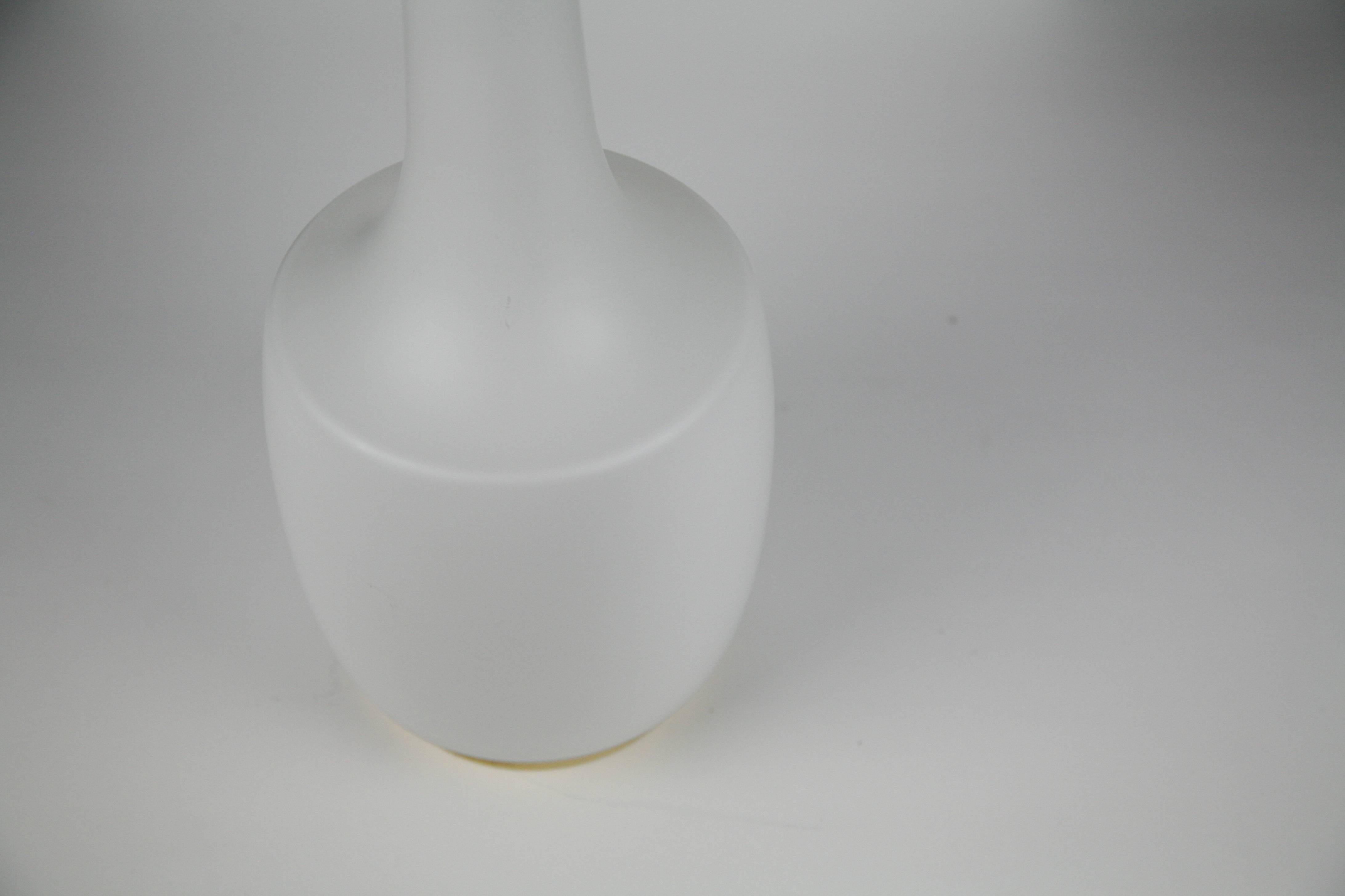 Lampe danoise en verre opalin Kastrup avec raccord en laiton, Danemark, 1960 Bon état - En vente à Bronx, NY