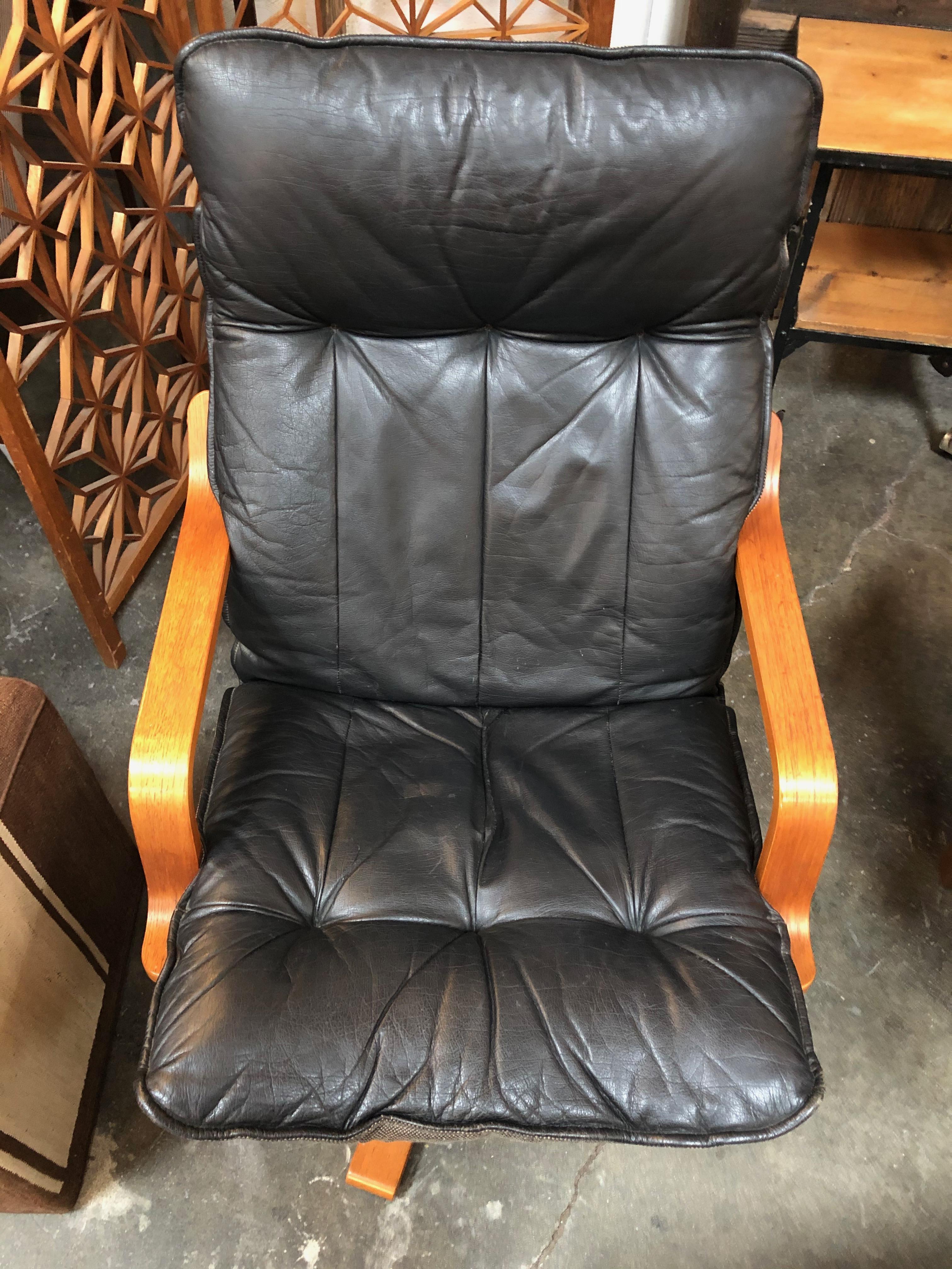 1970s Kebe leather lounge chair, made in Denmark. Swivels and reclines, includes cloth backing and teak bentwood support. Has notch to help change recline beneath seat.