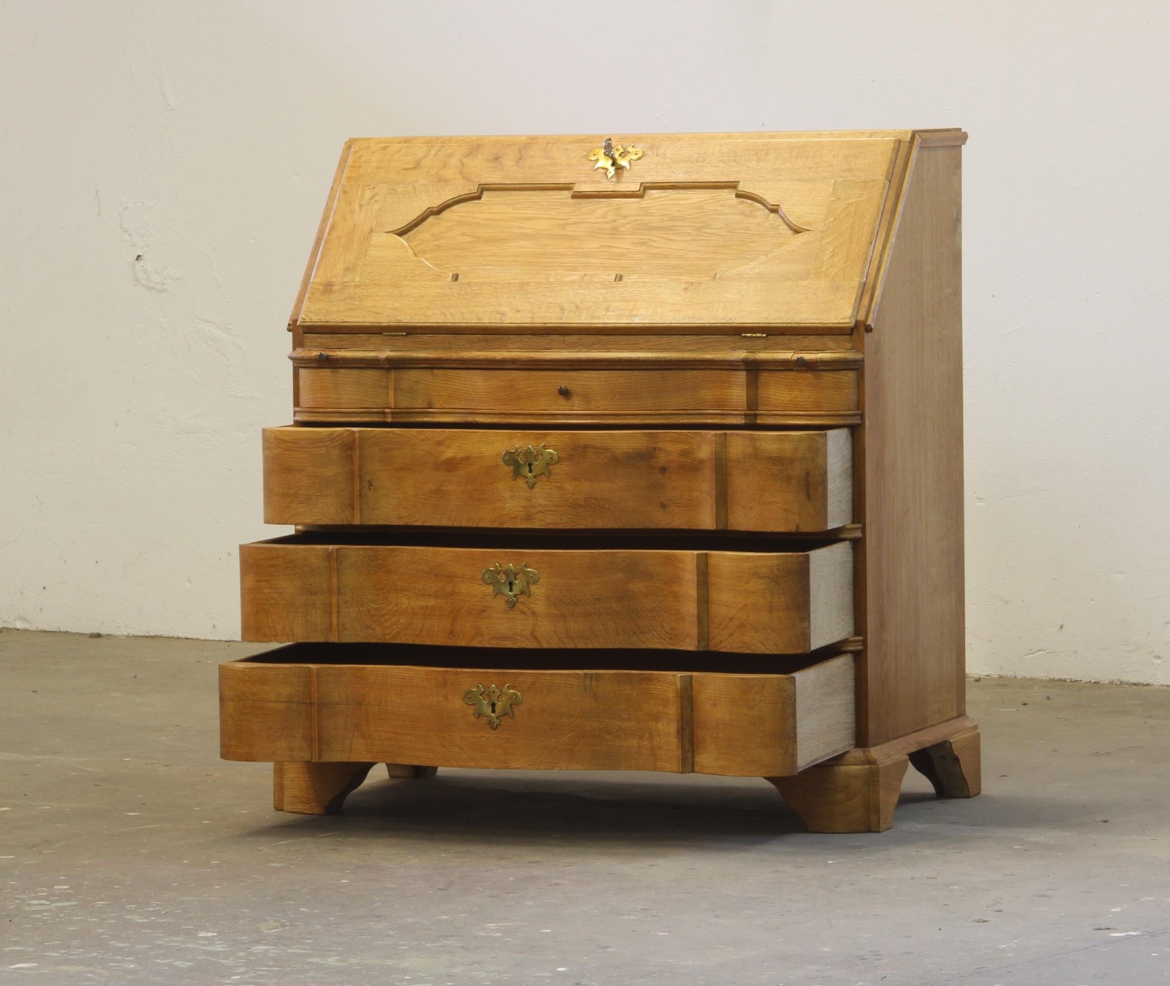 Mid-Century moderno Segreteria danese in Oak in stile Kjærnulf/Barocco, scrivania con fronte inclinato in vendita