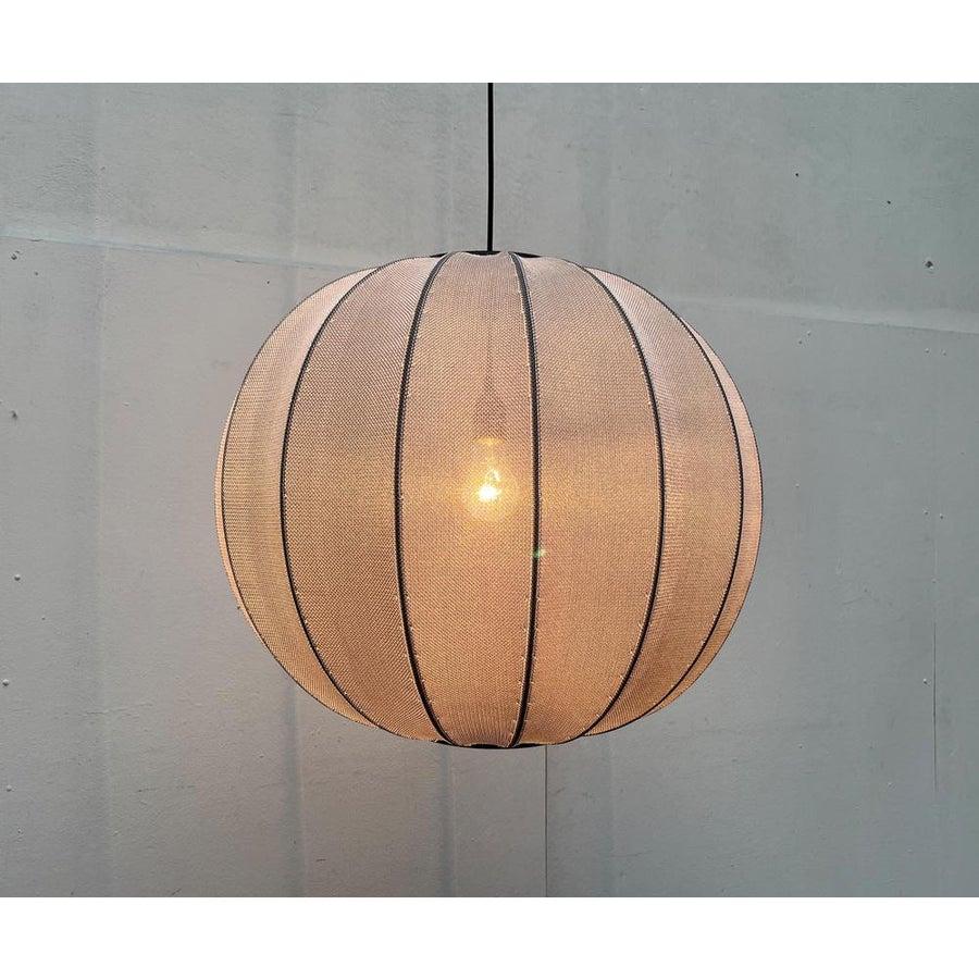 Imposante lampe suspendue de la série Knit Wit du fabricant danois. Fabriquée à la main à Copenhague.

La série Knit Wit convainc par sa matérialité particulière. Comme son nom l'indique, le matériau du diffuseur est un tricot 3D en polyester