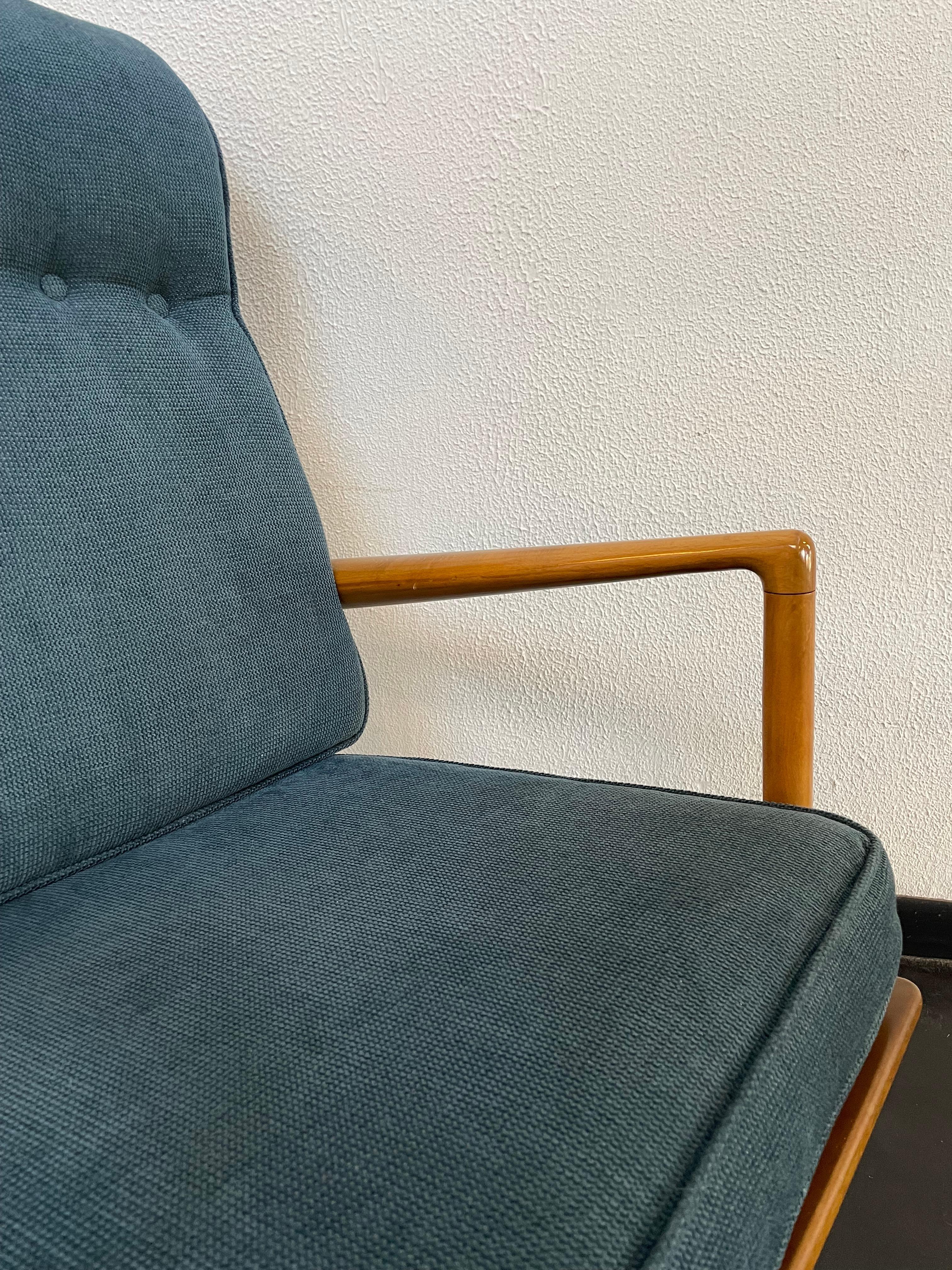 Bellissima poltrona reclinabile in teak danese Kofod Larson con tappezzeria e cuscini nuovi. Molle a spirale sul retro per un maggiore comfort.