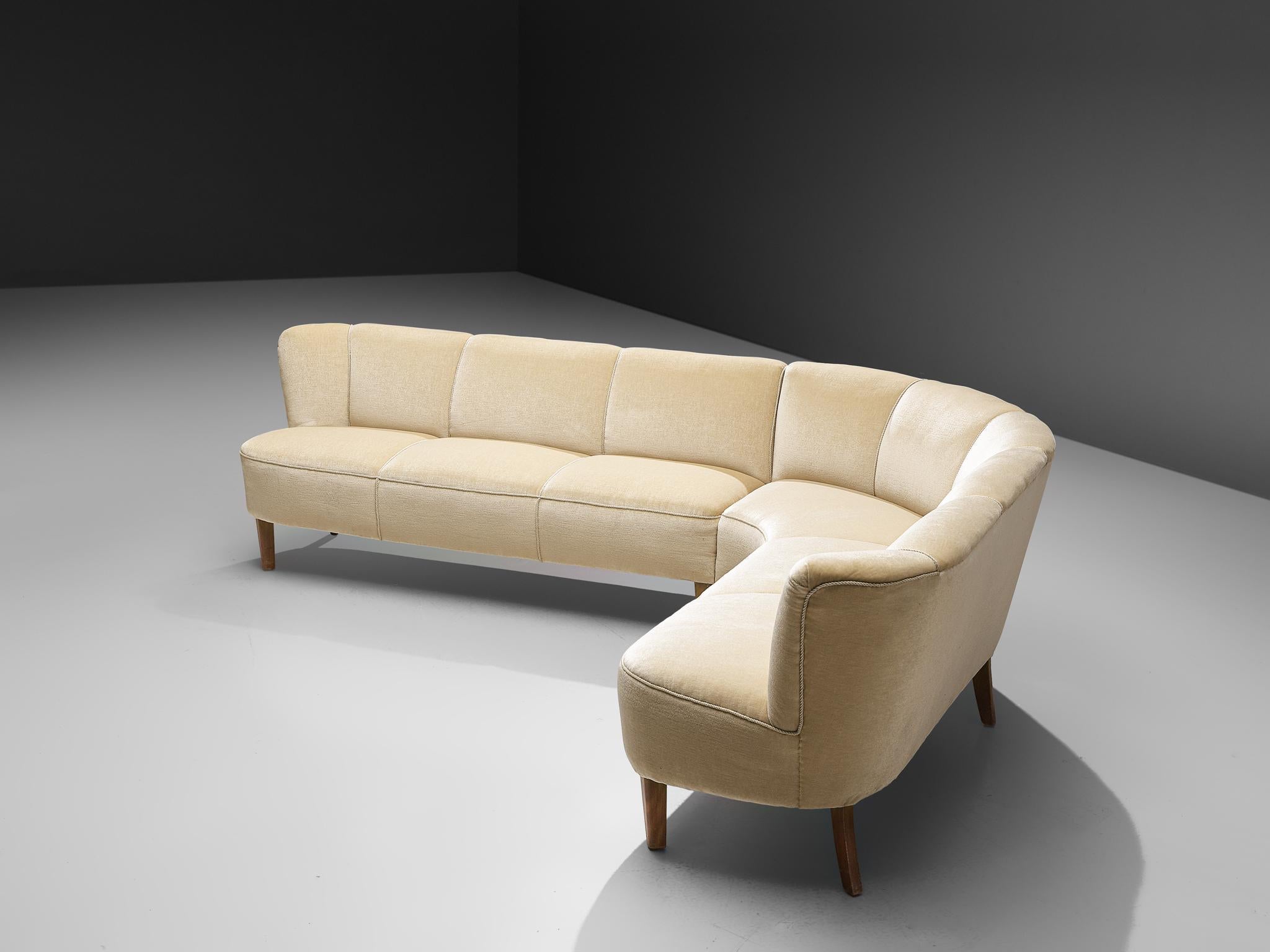 Boomerang sofa, fabric and beech, Denmark, 1970s

A voluptuous sectional sofa, consisting of two parts, The large L-shaped sofa This elegant, curved sofa features a thick, bulky backrest that flows slightly outwards. The sofa is upholstered in a