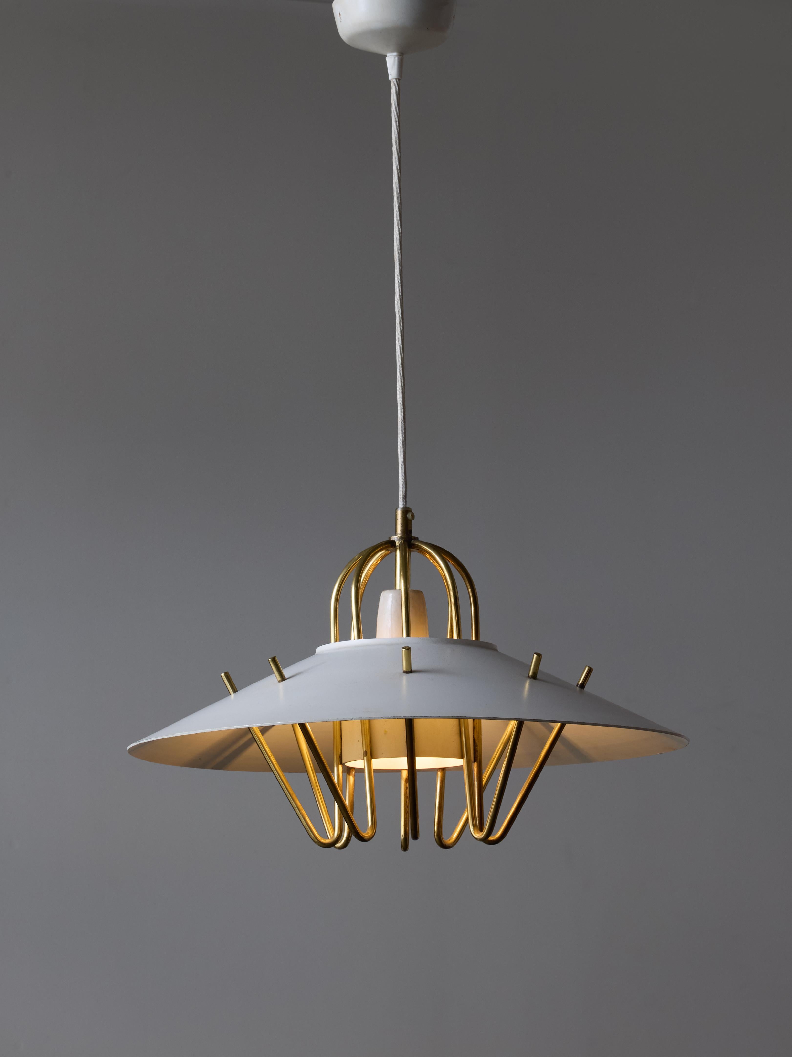 Suspension vintage danoise composée d'abat-jours en métal blanc laqué maintenus par des tiges courbées en laiton. Une seule source de lumière, hauteur réglable.