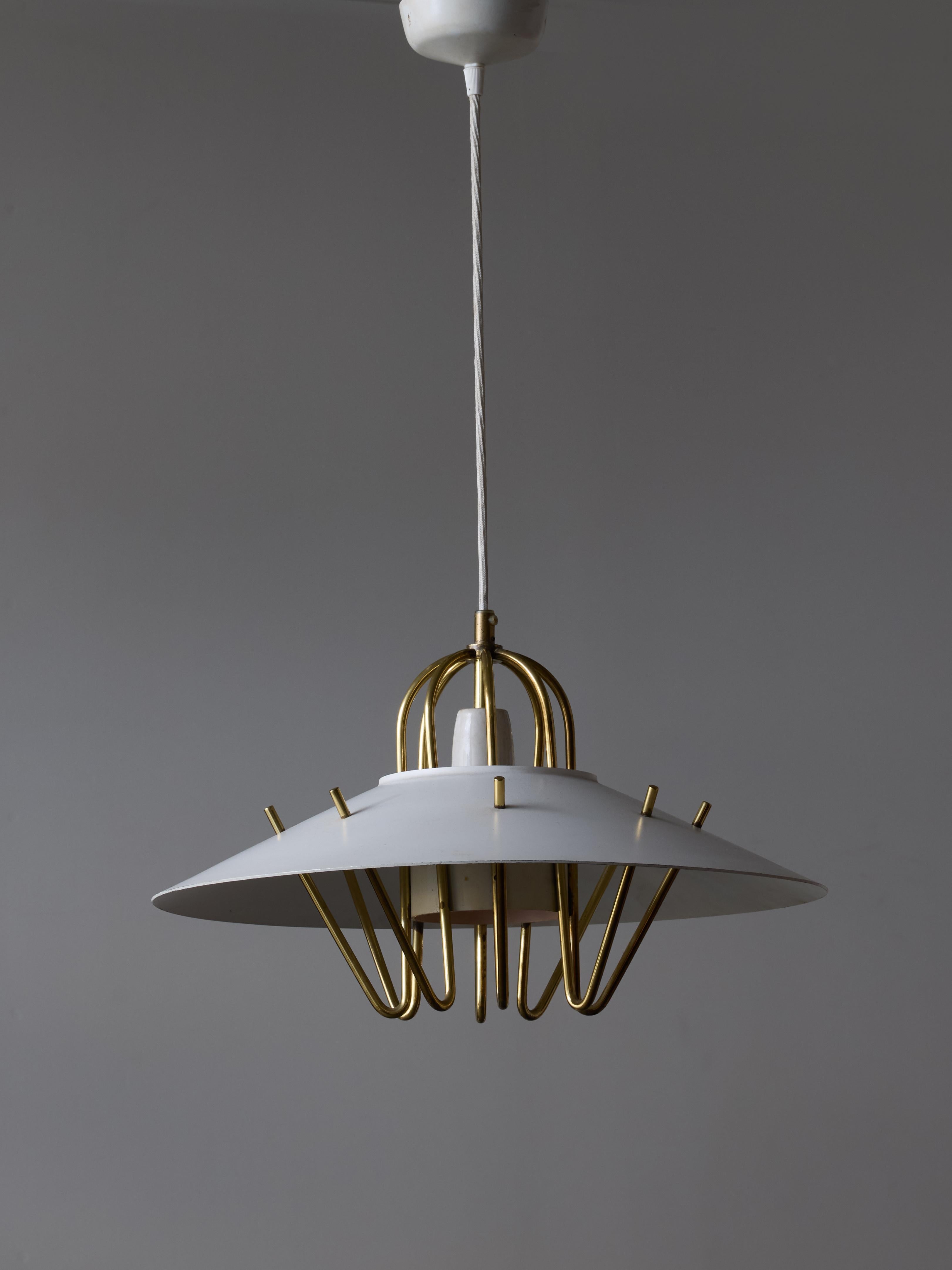Scandinave moderne Suspension danoise en métal laqué et laiton en vente
