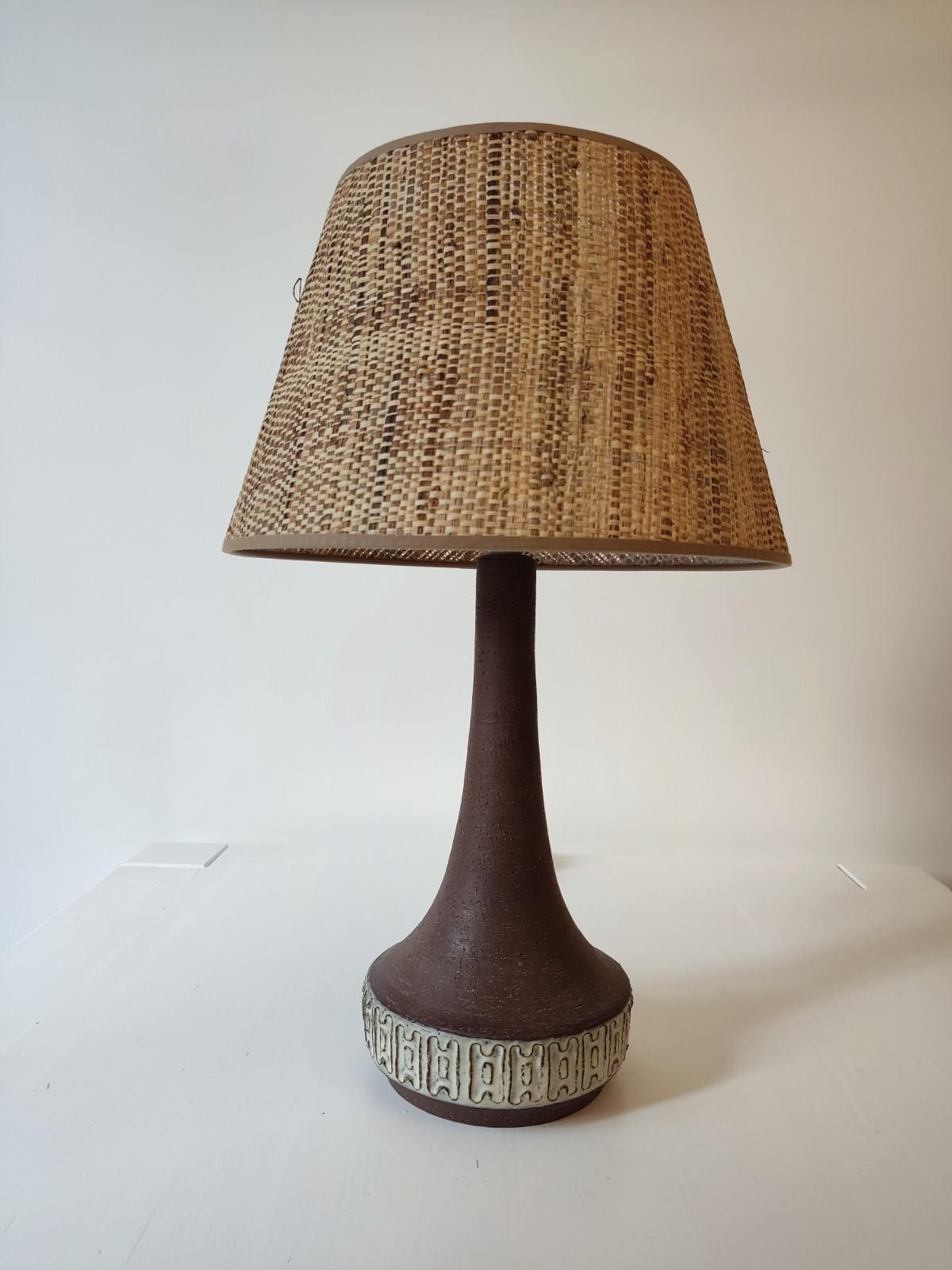 Rare Danish table lamp Michael Andersen by Helge Bjufstrom, 1960s
the natural raffia lampshade is new as well as the electricity.
Nice warm light.
Numbered under the foot.

