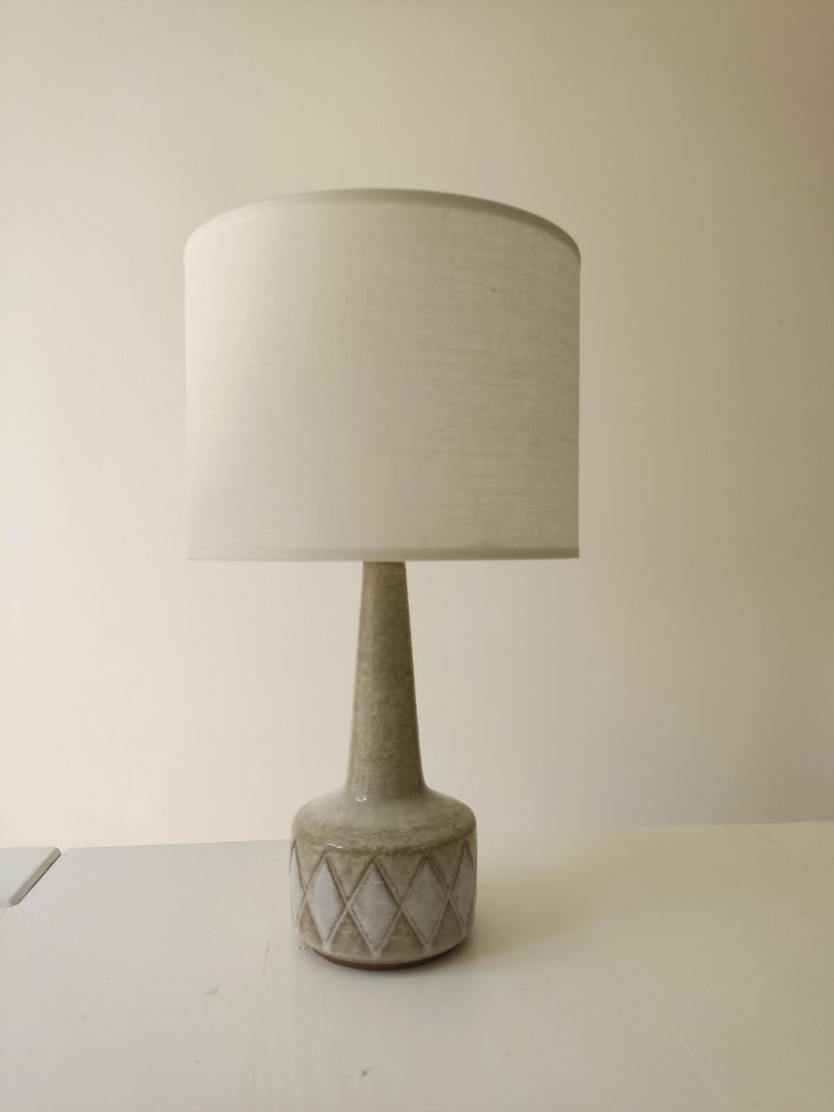 Rare Danish Palshus table lamp by Per Linnemann Schmidt - Denmark, 1960
Palshus produces work that uses chamotte techniques. This format is considered in Denmark as the crown jewels.
The lampshade as well as the electrical systems are