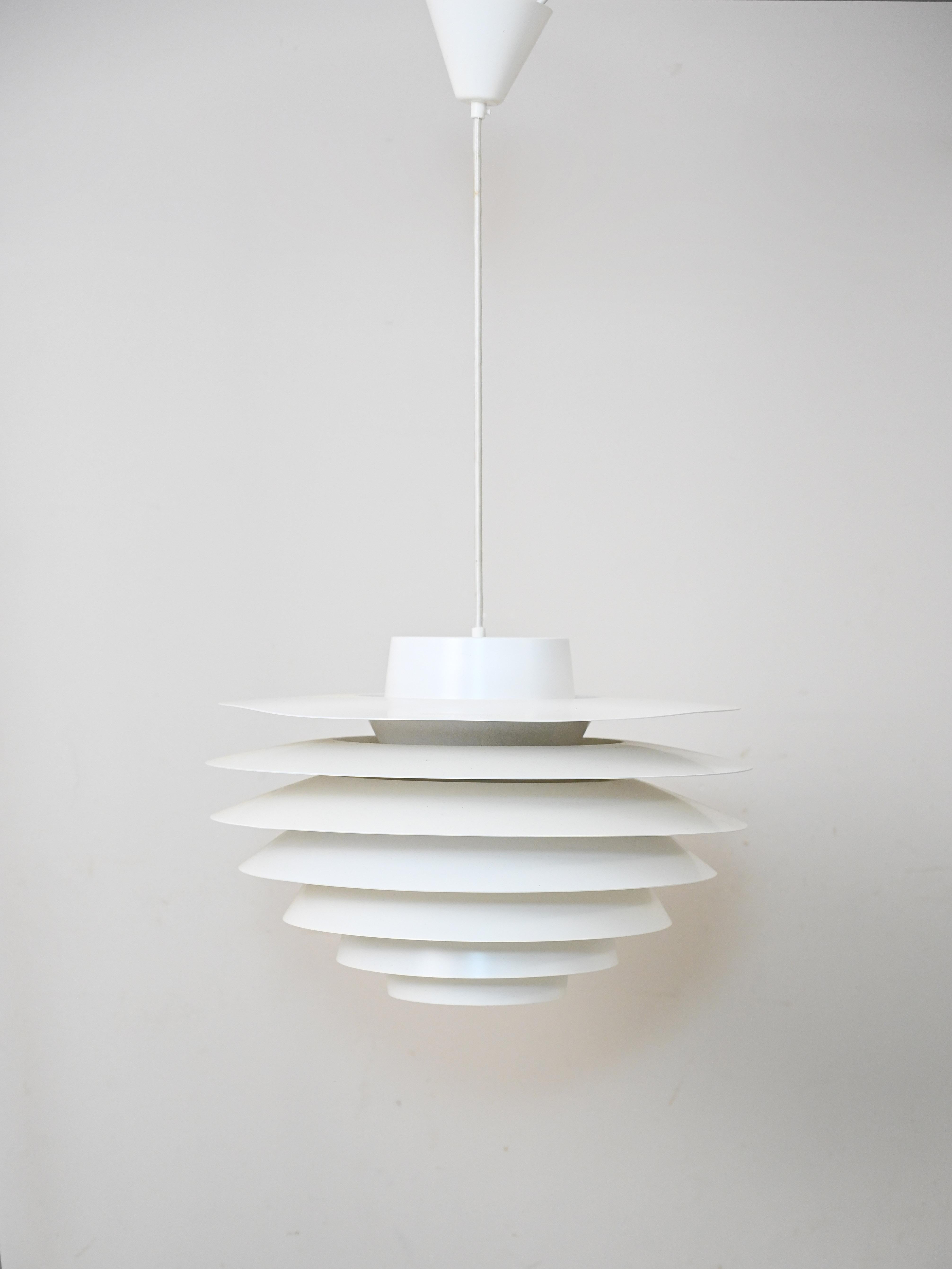 Pendant lamp model 'Verona' by Svend Middelboe for Fog & Mørup, Denmark, 1970s.

Made of white enameled aluminum this lamp consists of five rings arranged so that the light is dispersed evenly over the surface.
Its structure thus makes it