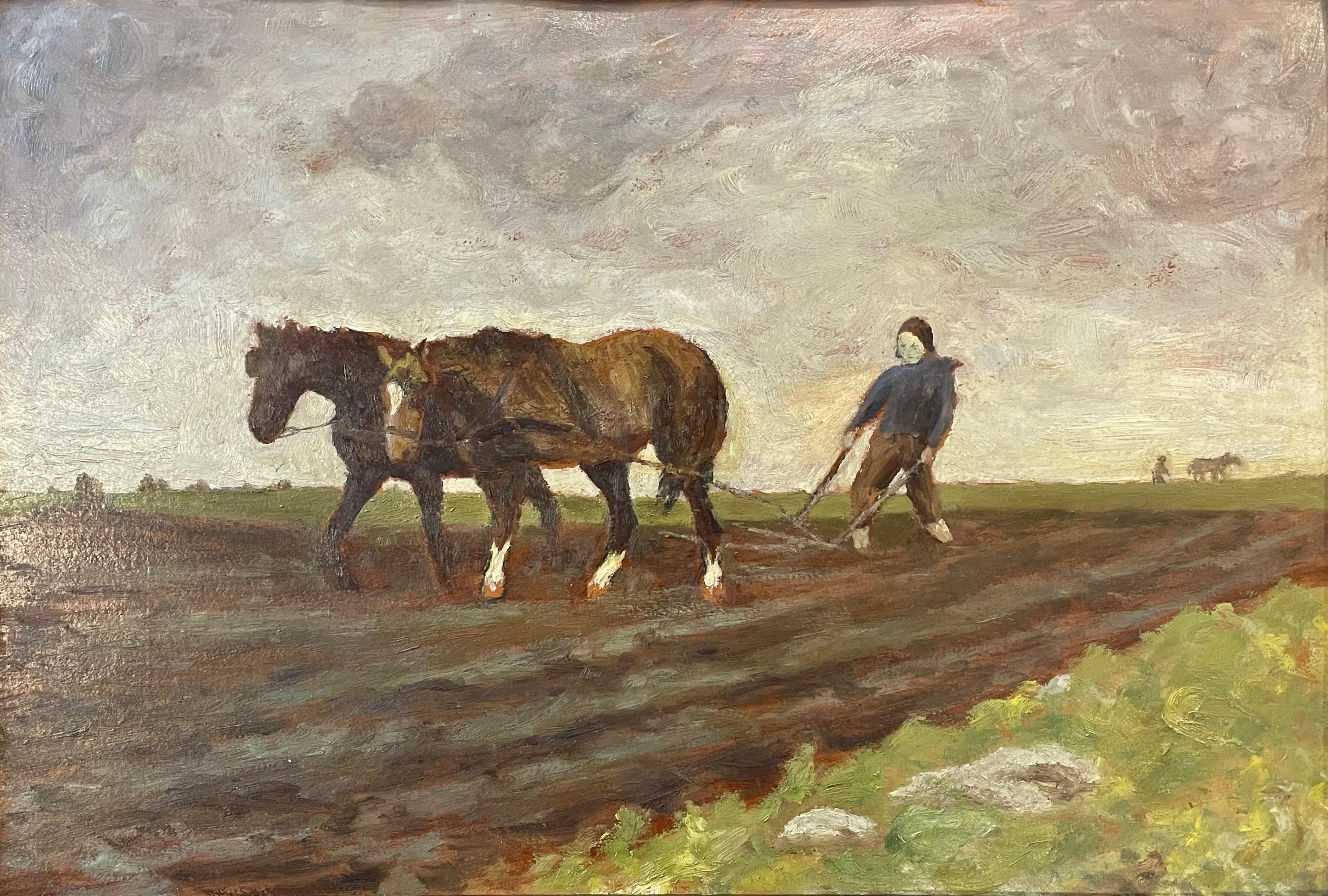 Dipinto originale danese a olio su lastra del 1945 che raffigura una giornata nuvolosa in cui un uomo sta arando i campi con l'aiuto di due cavalli. La tavolozza dei colori è cupa ma potente e cattura la bellezza della vita quotidiana di un uomo.