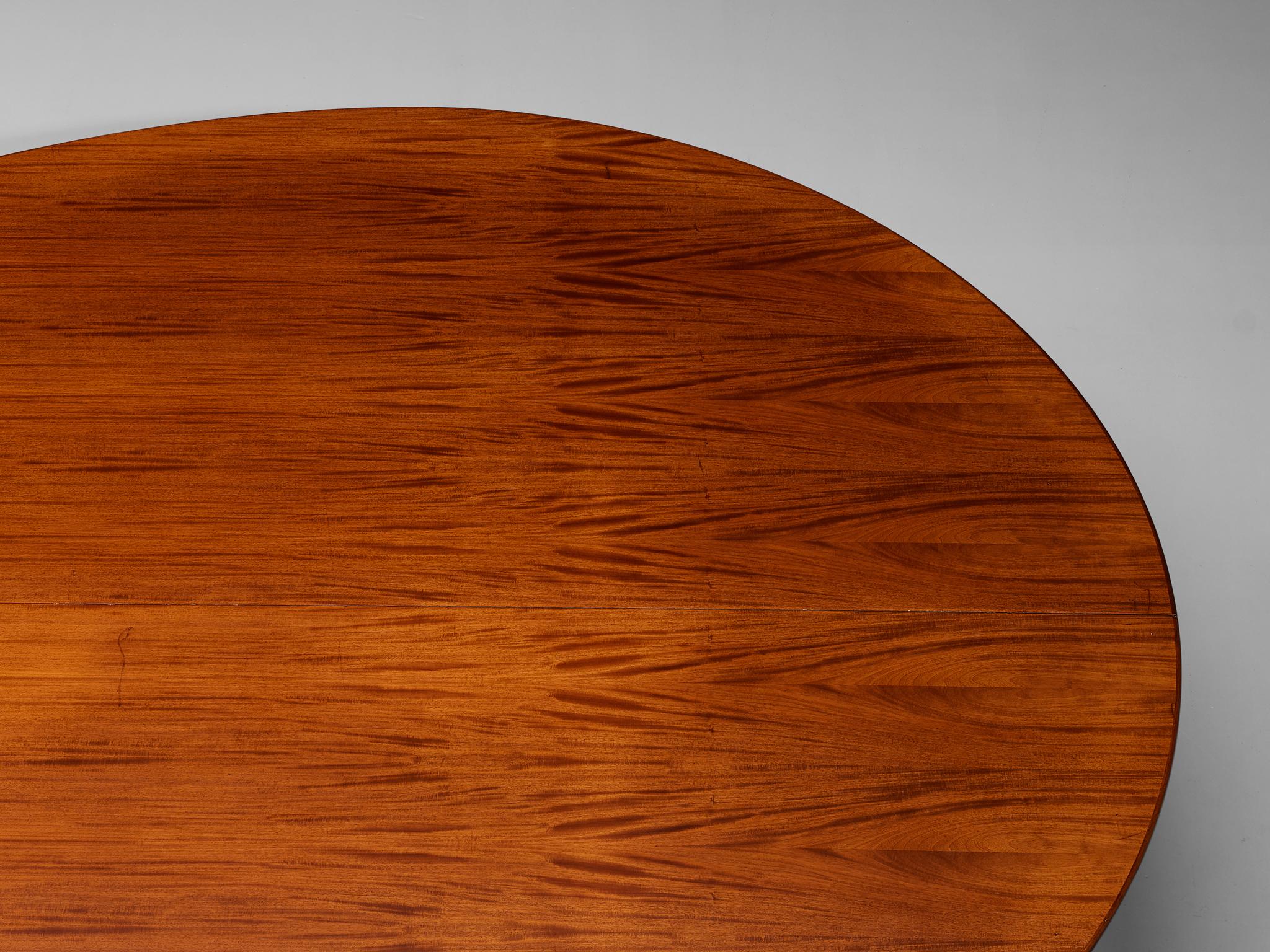 Gran Mesa de Comedor Oval Danesa de Caoba mediados del siglo XX en venta
