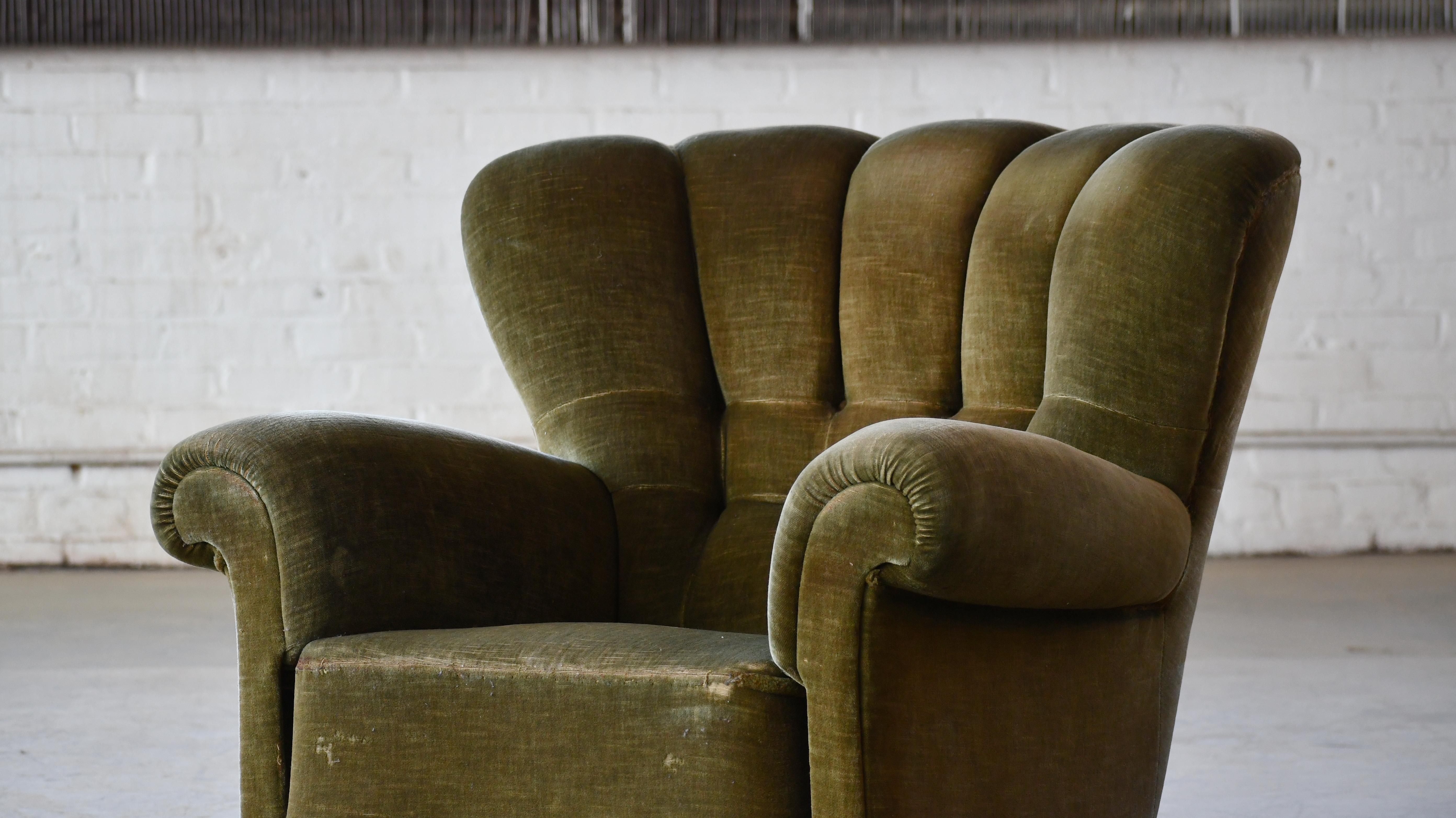 Fauteuil club danois de grande taille en mohair d'origine avec dossier cannelé, années 1940 en vente 3