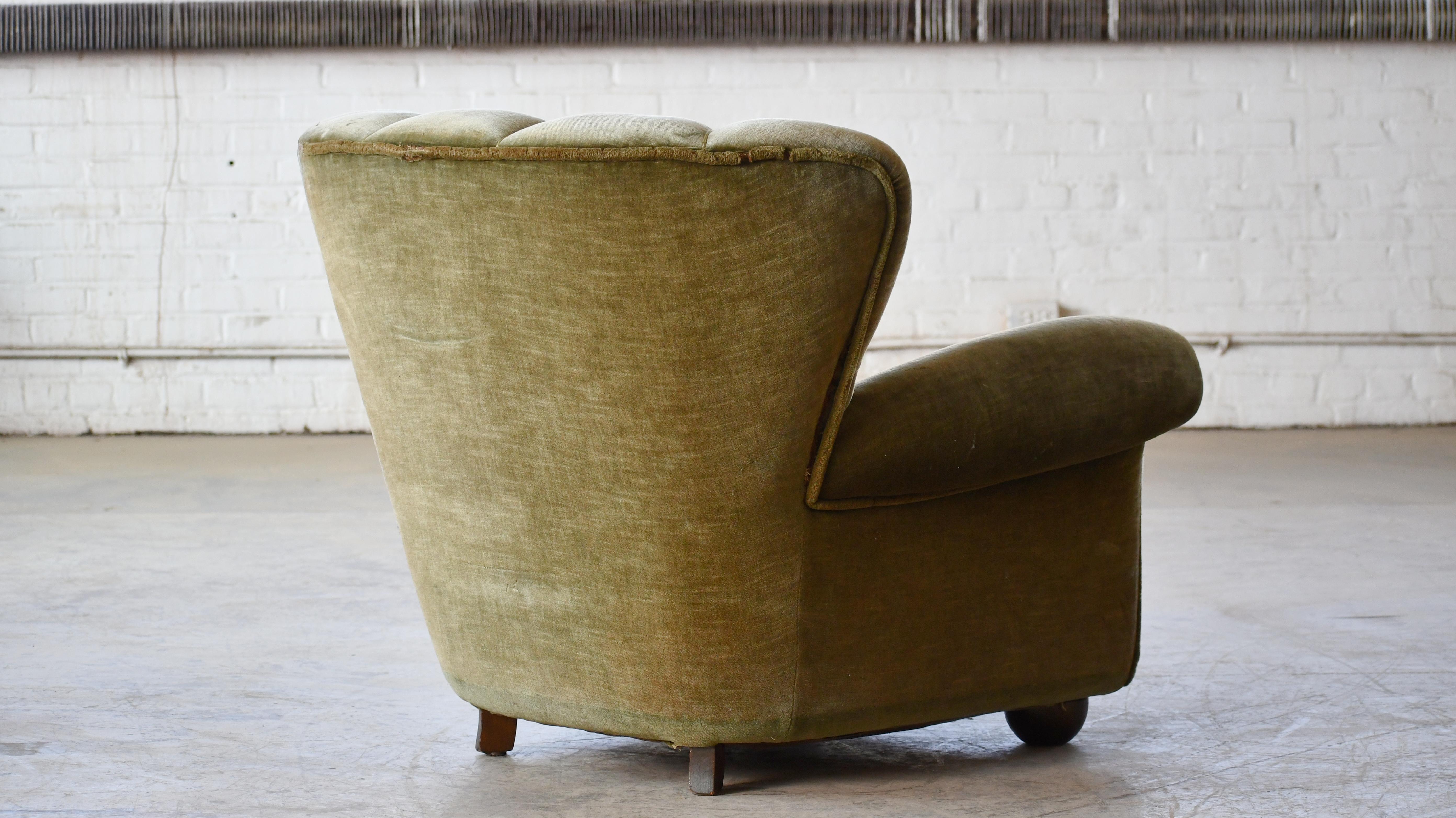 Fauteuil club danois de grande taille en mohair d'origine avec dossier cannelé, années 1940 en vente 4