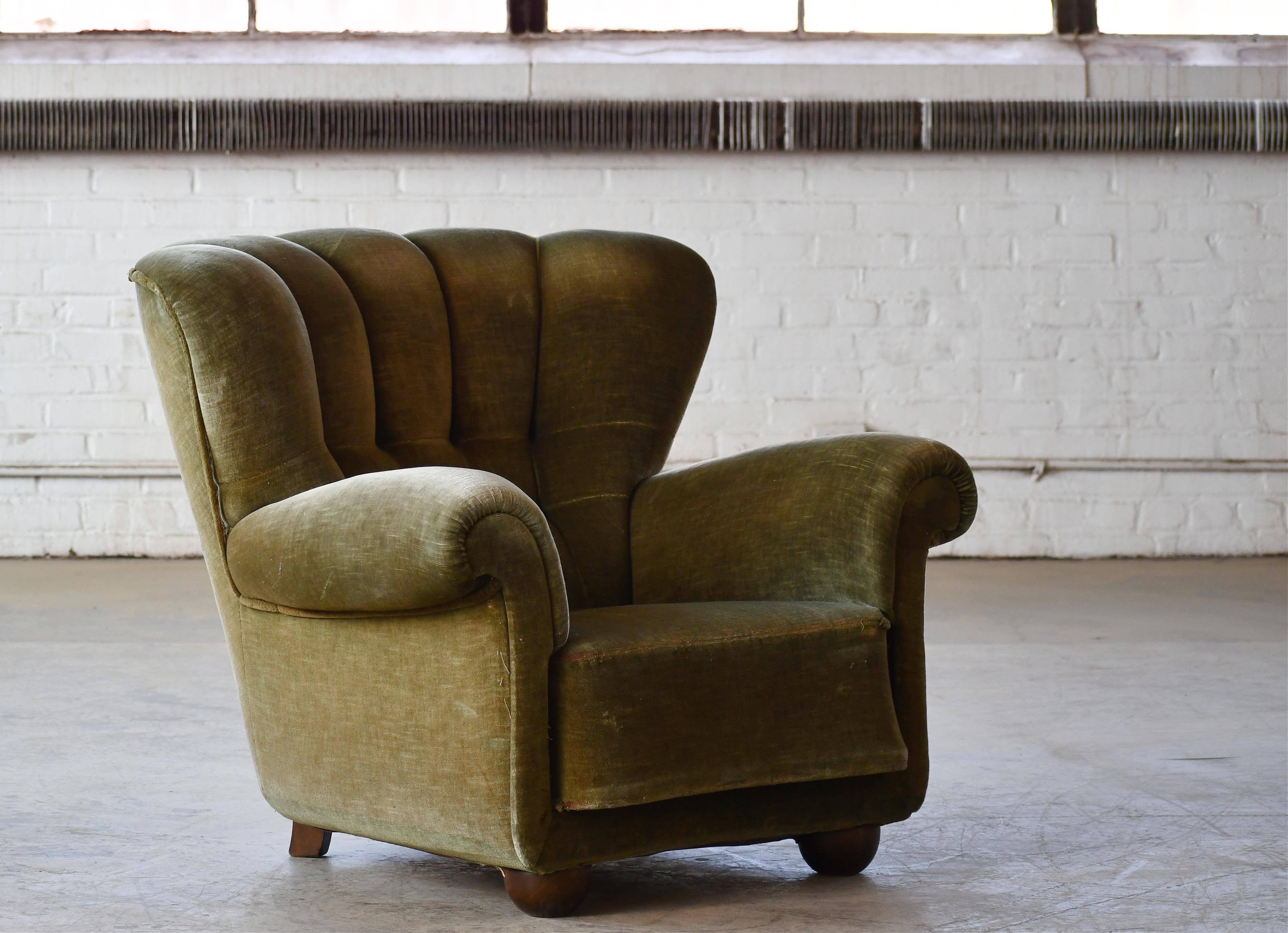 Hêtre Fauteuil club danois de grande taille en mohair d'origine avec dossier cannelé, années 1940 en vente