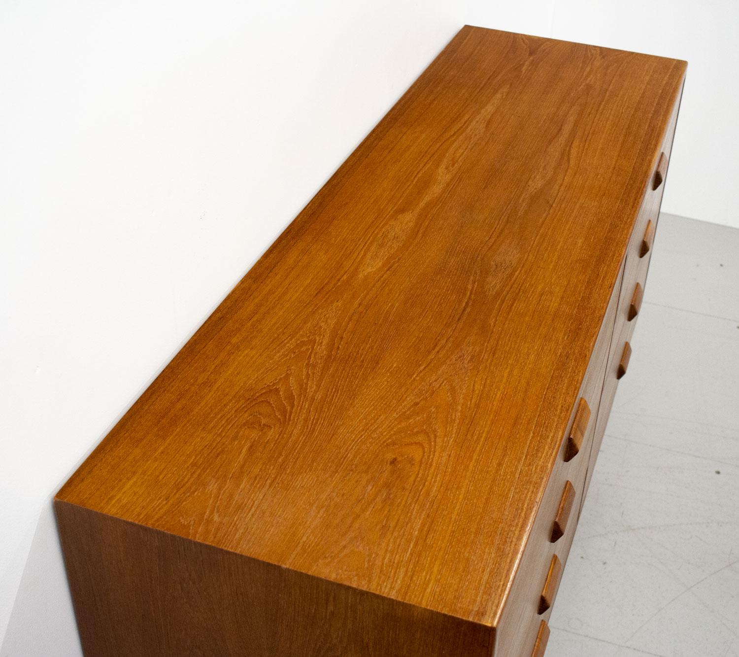 1950s Danish teak large chest of drawers designed by Børge Mogensen for Søborg Møbelfabrik. Børge Mogensen’s designs are often understated and beautifully made and this is a classic piece. It has lots of storage space with 8 good sized drawers that