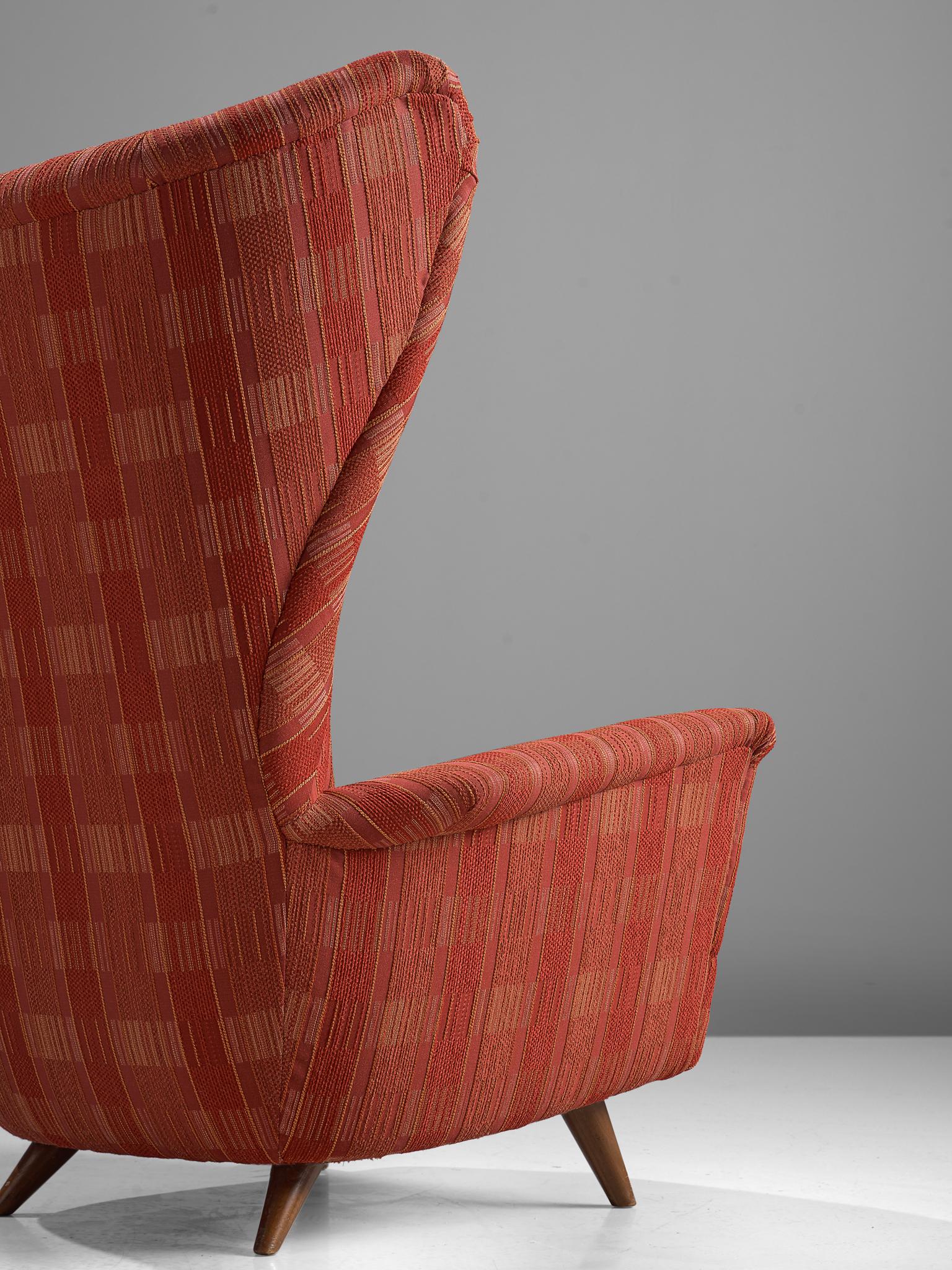 Milieu du XXe siècle Grande chaise italienne à dossier Wingback en tissu rouge