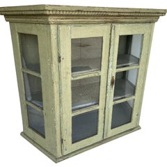 Armoire murale ou vitrine de table d'art populaire danois de la fin du 18e siècle avec verre