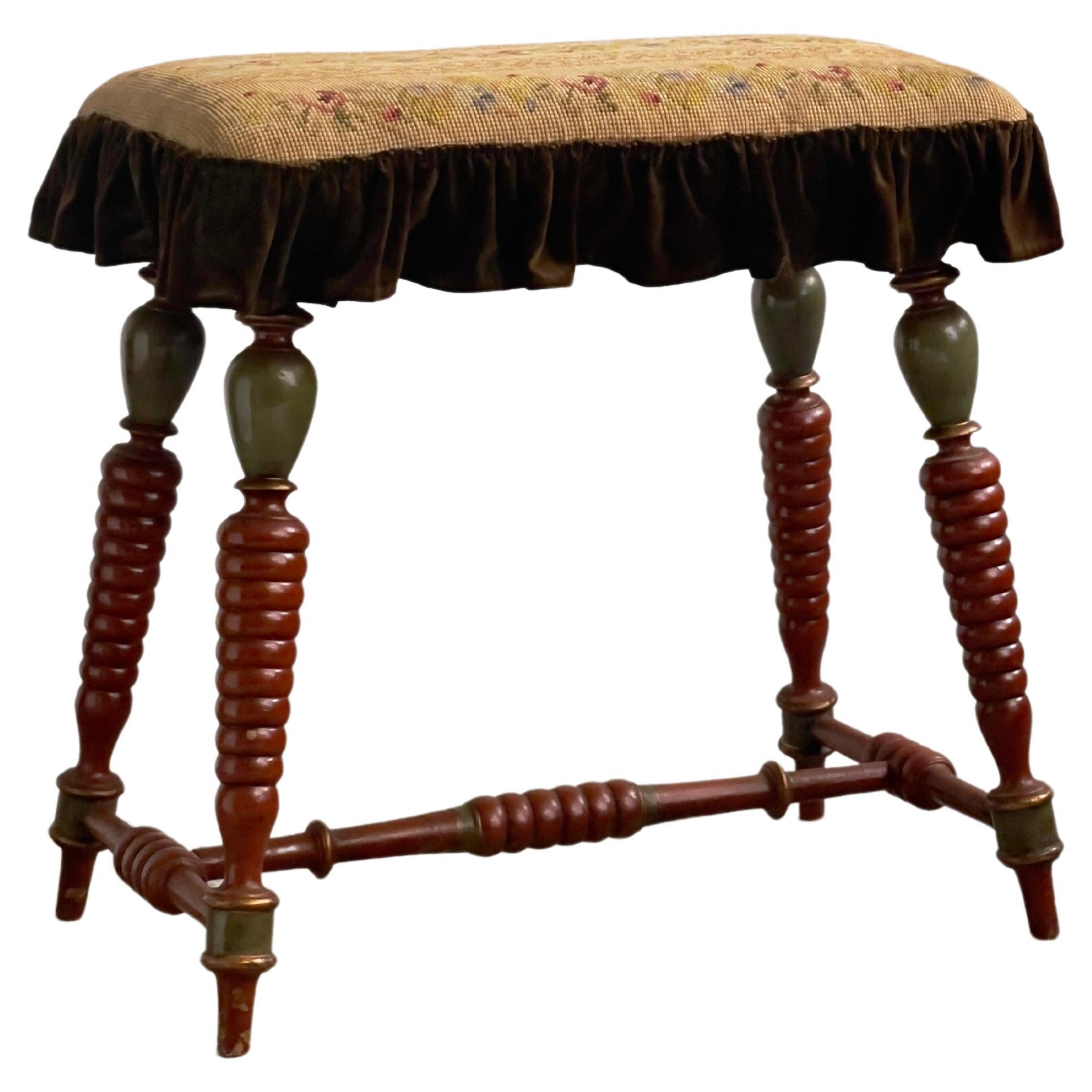 Dänischer Hocker aus dem späten 19. Jahrhundert mit geschnitzten, lackierten Beinen und besticktem Sitz.
