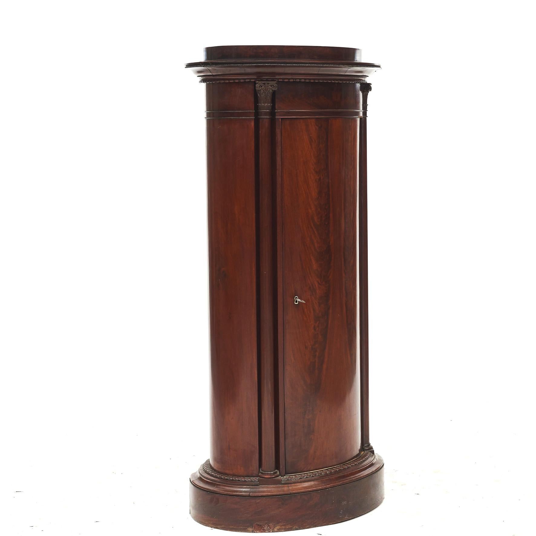 Danish late Empire burl mahogany pedestal cabinet.
Curved single-door cabinet in oval shape.
Door flanked by columns with capitals.
In rare untouched condition.

Copenhagen, Denmark, 1830-1840.