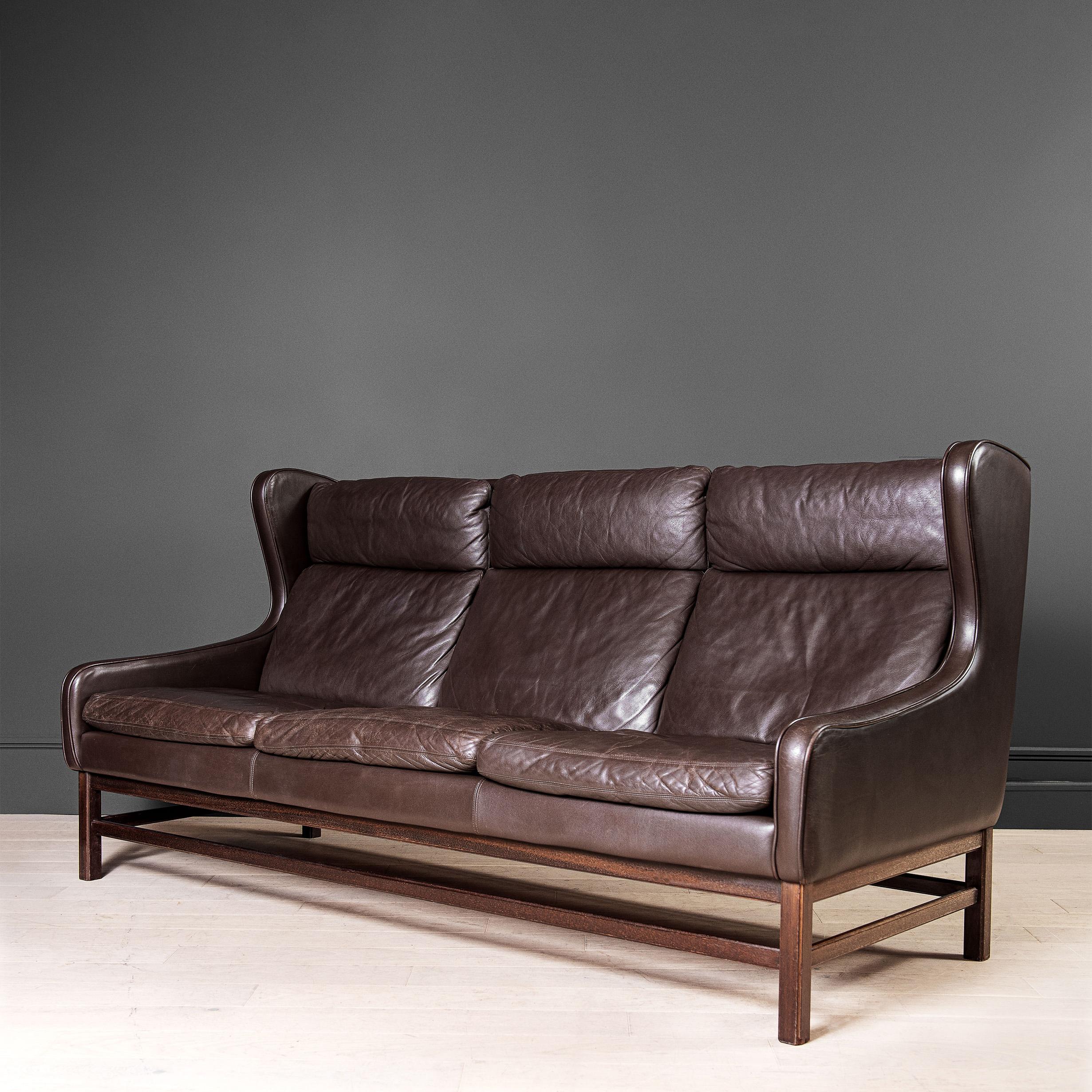 Dänisches Leder 3-Sitzer Wing-Back Sofa (Moderne der Mitte des Jahrhunderts) im Angebot