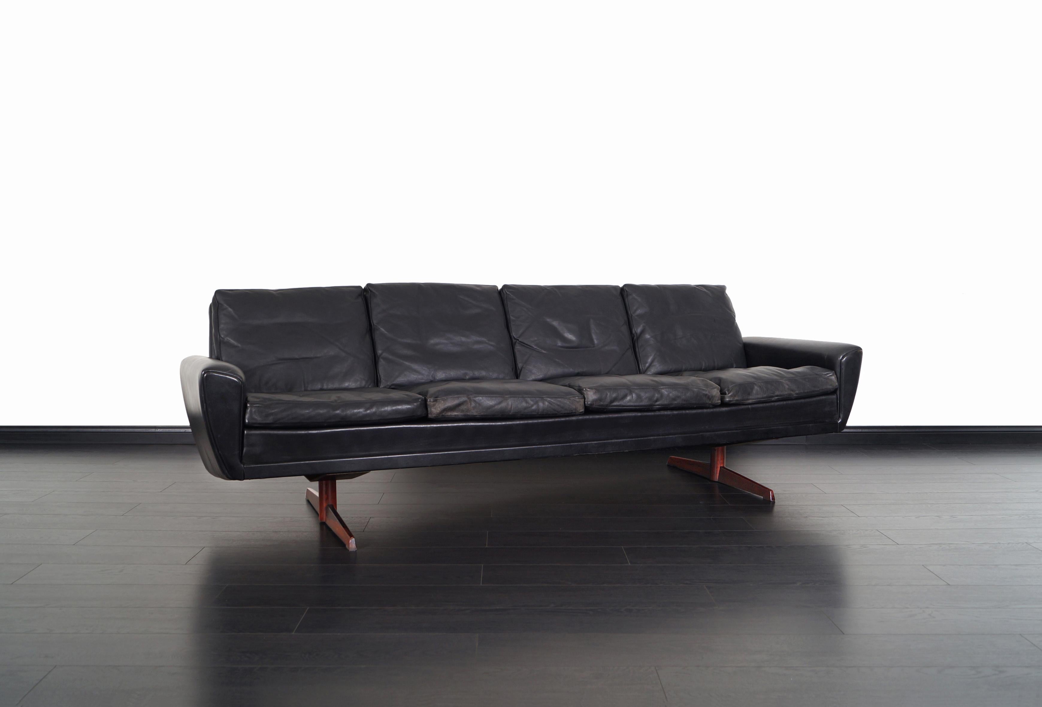 Exceptional Danish modern wingback sofa designed by Georg Thams for Vejen Polstermøbelfabrik in Denmark, circa 1970s. This comfortable sofa has its original leather upholstery. The leather is in good condition showing a beautiful patina ideal for