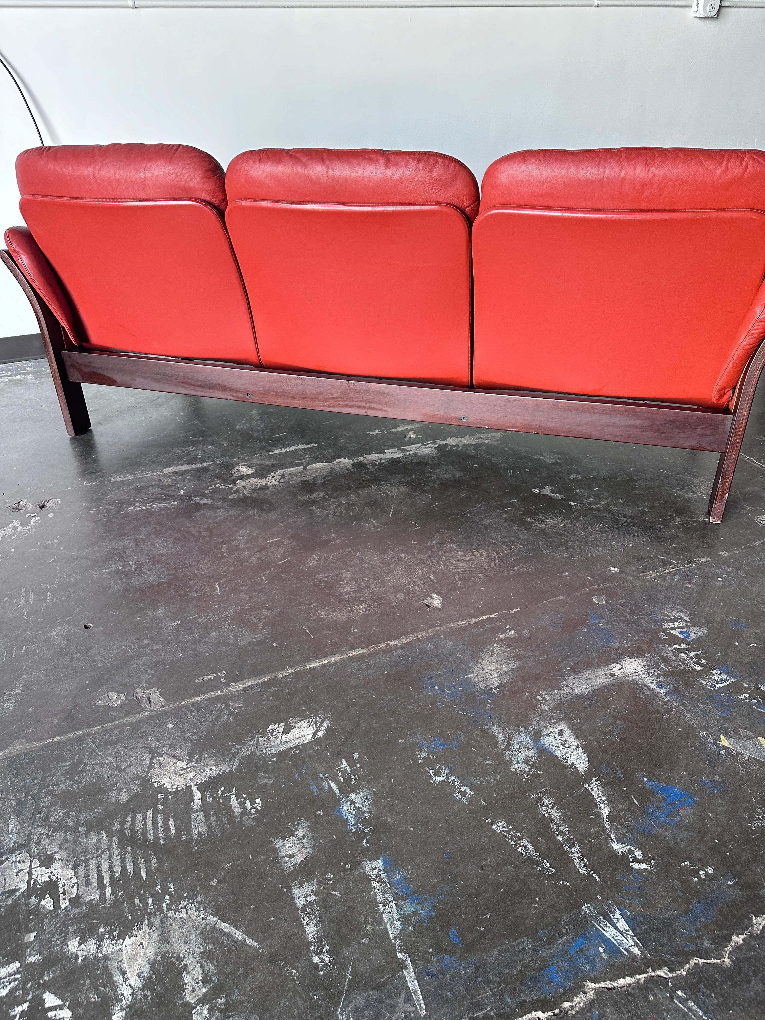 Dänisches Sofa aus Leder und Wildleder von Thams Kvalitet im Zustand „Gut“ im Angebot in Nashville, TN